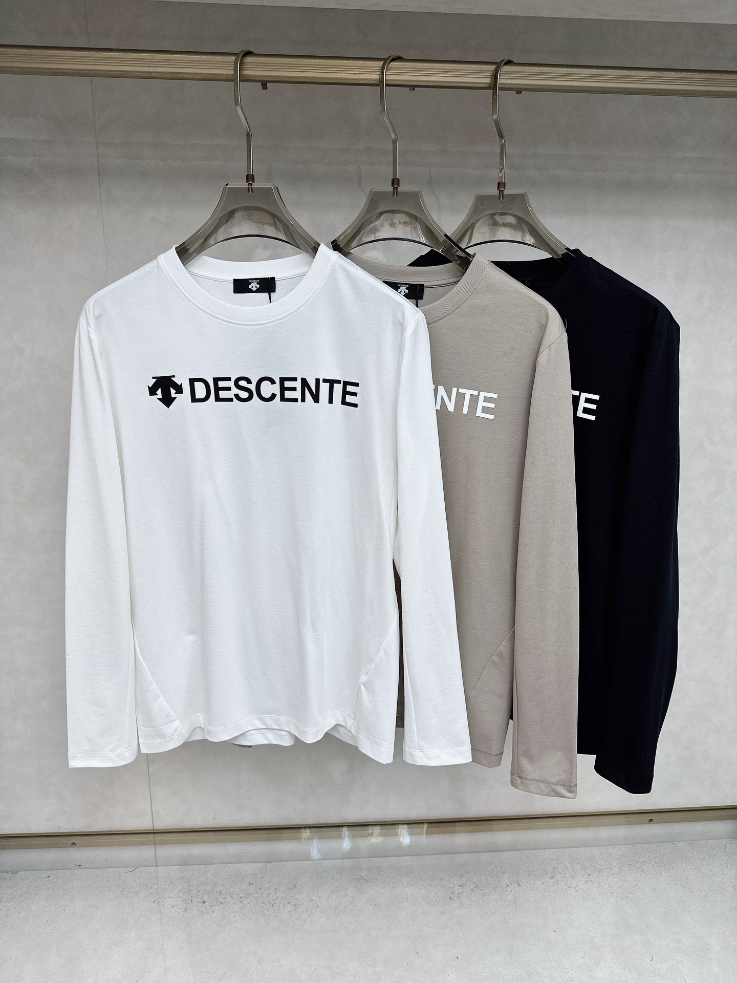 NO:567811,Descente 2025 autumn and winter new trade order long-sleeved bottoming shirt, in full condition!  !  Internet celebrity model!  The craftsmanship adopts the logo badge design on the chest!  The upper body is comfortable and breathable, not stiff, and the overall body has a rich three-dimensional feel. It is a quality export order. Customized and exclusive long-staple cotton fabric tailoring meets the simple needs of commuters. The upper body effect is very good, slimming, and not picky about the figure. The fabric workmanship... is impeccable. Only good craftsmanship and good fabrics can make you wear a good taste. It is a must-have item for everyone!  Size 48—56,,alexander wang19860909迪桑特 2025秋冬新款贸易订单长袖打底衫,全品相！！网红款！工艺采用胸前logo徽章设计！上身舒适透气,不僵硬,整体有着丰富的立体感,品质出口订单,定制专属长绒棉面料剪裁,满足通勤人们对于着装的简约需求,上身效果很好,显瘦,不挑剔身材.面料做工....无可挑剔,好工艺好面料才能穿出好品味一款,人手必备单品！尺码48—56,,alexander wang,Men's clothing