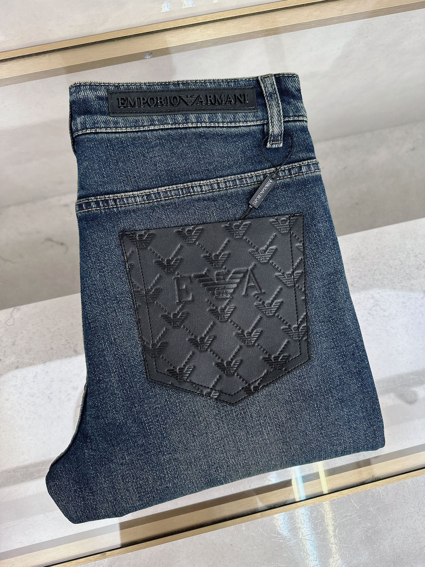 NO:567816,Armani 2025 early autumn new men's jeans original factory original fabric original wash water!  Imported original washed elastic fabric, complicated handicraft superposition, any washing process will turn into a completely different color effect if you stay for a few seconds longer, so it is more precious, especially durable and taste-resistant... Use the best elastic texture of tannin, genuine leather labels, high-end metal accessories... to create a unique and original jeans style!  Original hardware accessories, super correct fit, comfortable and breathable, extremely high grade, high quality, handsome upper body. Size 30-38, no 37,,armani,jeans,alexander wang19860909阿玛尼 2025早秋新款 男士牛仔裤原厂原布原洗水！进口原版水洗弹力面料,复杂的手工艺叠加,任何一个洗水环节多停留几秒都会变成完全不一样的颜色效果,所以越加珍贵,特别持久、耐味…… 选用上乘的丹宁弹力质感,真皮皮牌、高定的金属辅料……打造出独特及原创的牛仔裤款型！原版五金辅料,版型超正,舒适透气,档次极高,品质,上身帅气十足. 码数30-38,无 37,,armani,jeans,alexander wang,Men's clothing