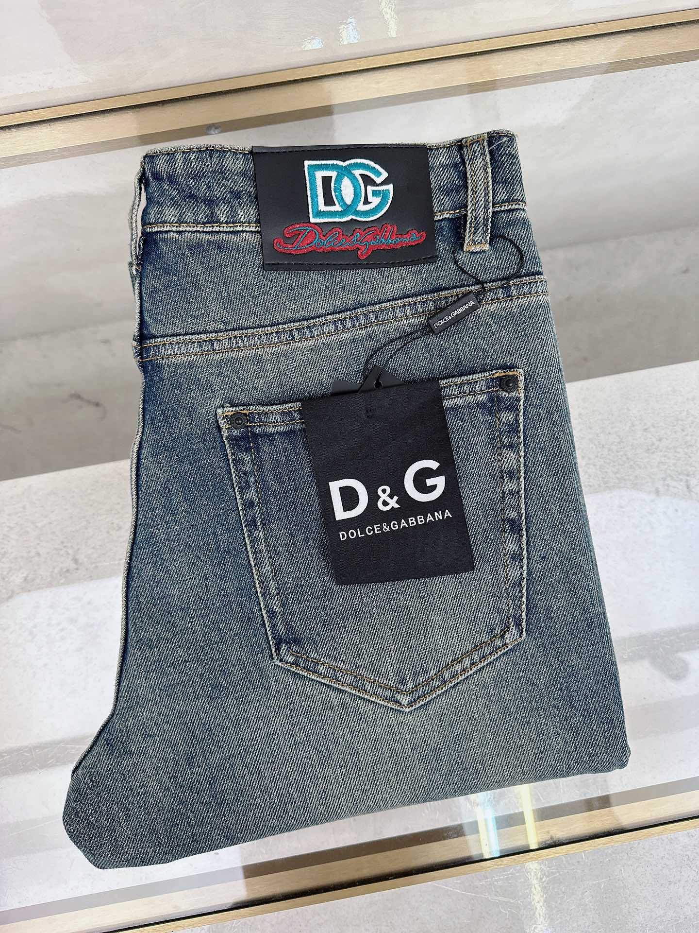 NO:567821,DG 2025 Early Autumn New Men's Jeans Original Factory Original Fabric Original Washing Water!  Imported original washed elastic fabric, complicated handicraft superposition, any washing process will turn into a completely different color effect if you stay for a few seconds longer, so it is more precious, especially durable and taste-resistant... Use the best elastic texture of tannin, genuine leather labels, high-end metal accessories... to create a unique and original jeans style!  Original hardware accessories, super correct fit, comfortable and breathable, extremely high grade, high quality, handsome upper body. Size 30-38, no 37,,jeans,alexander wang19860909DG 2025早秋新款 男士牛仔裤原厂原布原洗水！进口原版水洗弹力面料,复杂的手工艺叠加,任何一个洗水环节多停留几秒都会变成完全不一样的颜色效果,所以越加珍贵,特别持久、耐味…… 选用上乘的丹宁弹力质感,真皮皮牌、高定的金属辅料……打造出独特及原创的牛仔裤款型！原版五金辅料,版型超正,舒适透气,档次极高,品质,上身帅气十足. 码数30-38,无 37,,jeans,alexander wang,Men's clothing