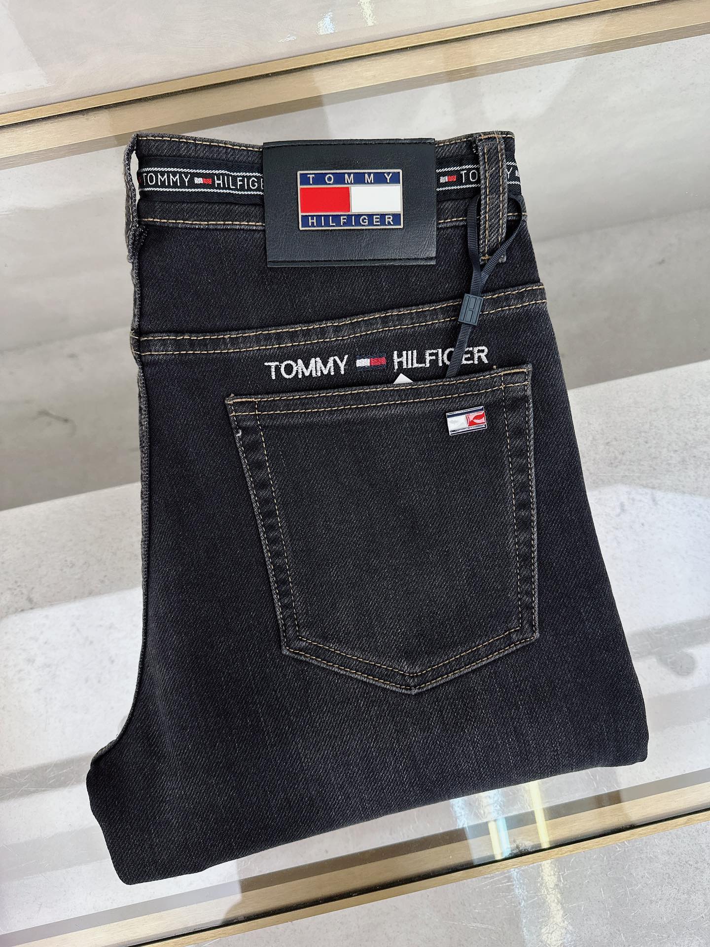 NO:567828,TB 2025 Early Autumn New Men's Jeans Original Factory Original Fabric Original Washing Water!  Imported original washed elastic fabric, complicated handicraft superposition, any washing process will turn into a completely different color effect if you stay for a few seconds longer, so it is more precious, especially durable and taste-resistant... Use the best elastic texture of tannin, genuine leather labels, high-end metal accessories... to create a unique and original jeans style!  Original hardware accessories, super correct fit, comfortable and breathable, extremely high grade, high quality, handsome upper body. Size 30-38, no 37,,jeans,alexander wang19860909TB 2025早秋新款 男士牛仔裤原厂原布原洗水！进口原版水洗弹力面料,复杂的手工艺叠加,任何一个洗水环节多停留几秒都会变成完全不一样的颜色效果,所以越加珍贵,特别持久、耐味…… 选用上乘的丹宁弹力质感,真皮皮牌、高定的金属辅料……打造出独特及原创的牛仔裤款型！原版五金辅料,版型超正,舒适透气,档次极高,品质,上身帅气十足. 码数30-38,无 37,,jeans,alexander wang,Men's clothing