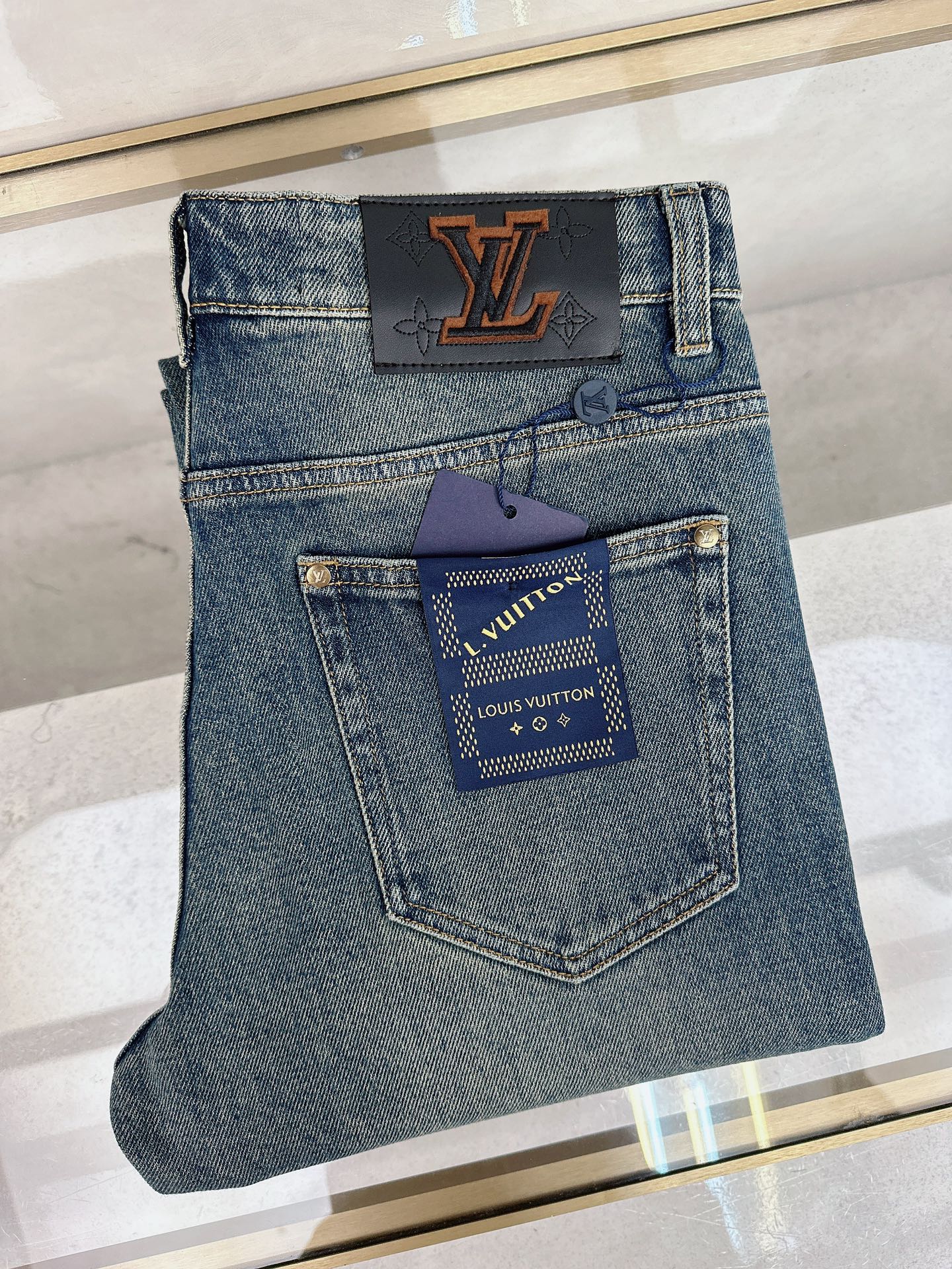 NO:567832,LV 2025 early autumn new style men's jeans original factory original fabric original wash water!  Imported original washed elastic fabric, complicated handicraft superposition, any washing process will turn into a completely different color effect if you stay for a few seconds longer, so it is more precious, especially durable and taste-resistant... Use the best elastic texture of tannin, genuine leather labels, high-end metal accessories... to create a unique and original jeans style!  Original hardware accessories, super correct fit, comfortable and breathable, extremely high grade, high quality, handsome upper body. Size 30-38, no 37,, louis vuitton, jeans, alexander wang19860909LV 2025早秋新款 男士牛仔裤原厂原布原洗水！进口原版水洗弹力面料,复杂的手工艺叠加,任何一个洗水环节多停留几秒都会变成完全不一样的颜色效果,所以越加珍贵,特别持久、耐味…… 选用上乘的丹宁弹力质感,真皮皮牌、高定的金属辅料……打造出独特及原创的牛仔裤款型！原版五金辅料,版型超正,舒适透气,档次极高,品质,上身帅气十足. 码数30-38,无 37,,louis vuitton,jeans,alexander wang,Men's clothing