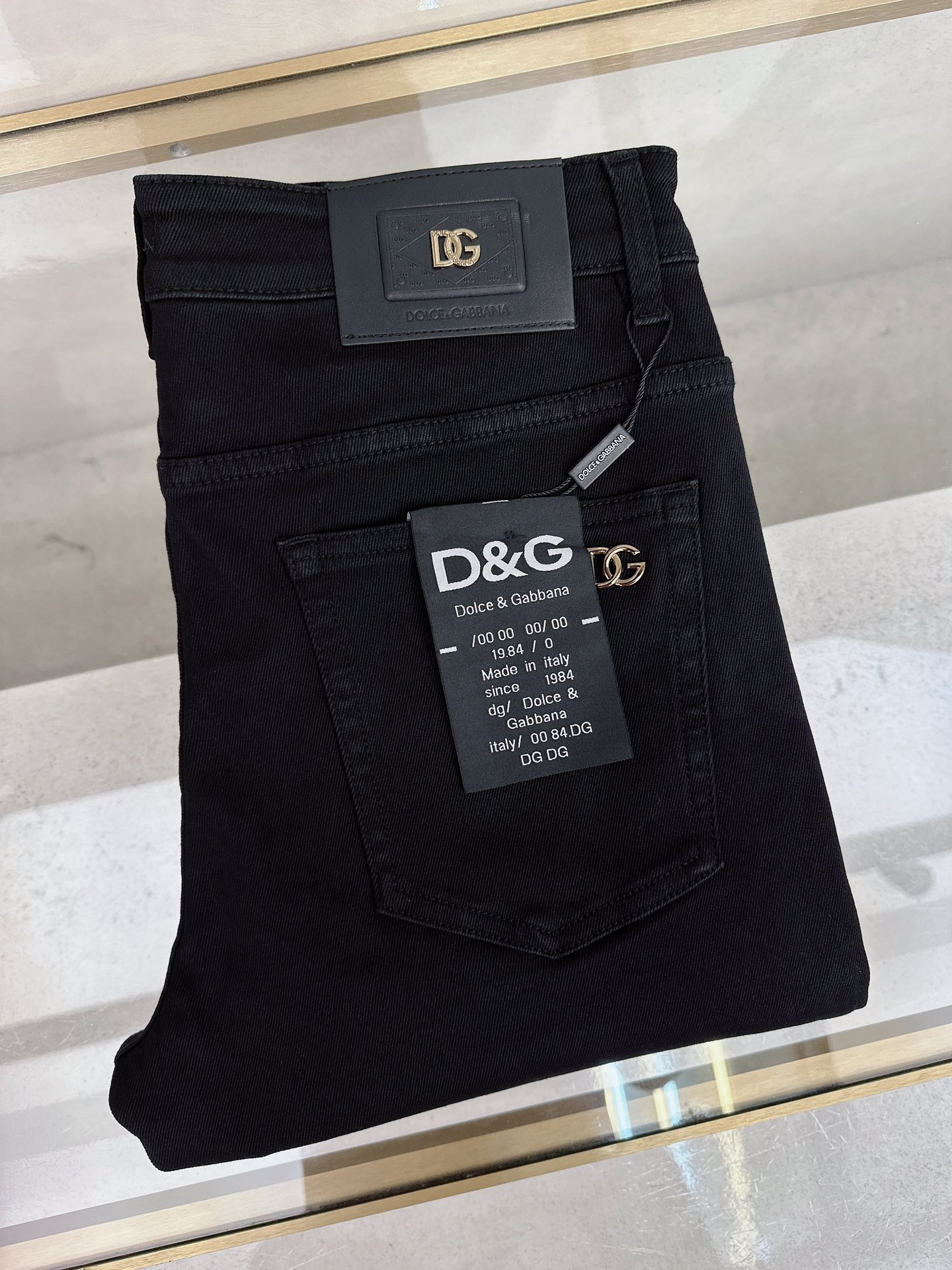 NO:567836,DG 2025 Early Autumn New Men's Jeans Original Factory Original Fabric Original Washing Water!  Imported original washed elastic fabric, complicated handicraft superposition, any washing process will turn into a completely different color effect if you stay for a few seconds longer, so it is more precious, especially durable and taste-resistant... Use the best elastic texture of tannin, genuine leather labels, high-end metal accessories... to create a unique and original jeans style!  Original hardware accessories, super correct fit, comfortable and breathable, extremely high grade, high quality, handsome upper body. Size 30-38, no 37,,jeans,alexander wang19860909DG 2025早秋新款 男士牛仔裤原厂原布原洗水！进口原版水洗弹力面料,复杂的手工艺叠加,任何一个洗水环节多停留几秒都会变成完全不一样的颜色效果,所以越加珍贵,特别持久、耐味…… 选用上乘的丹宁弹力质感,真皮皮牌、高定的金属辅料……打造出独特及原创的牛仔裤款型！原版五金辅料,版型超正,舒适透气,档次极高,品质,上身帅气十足. 码数30-38,无 37,,jeans,alexander wang,Men's clothing