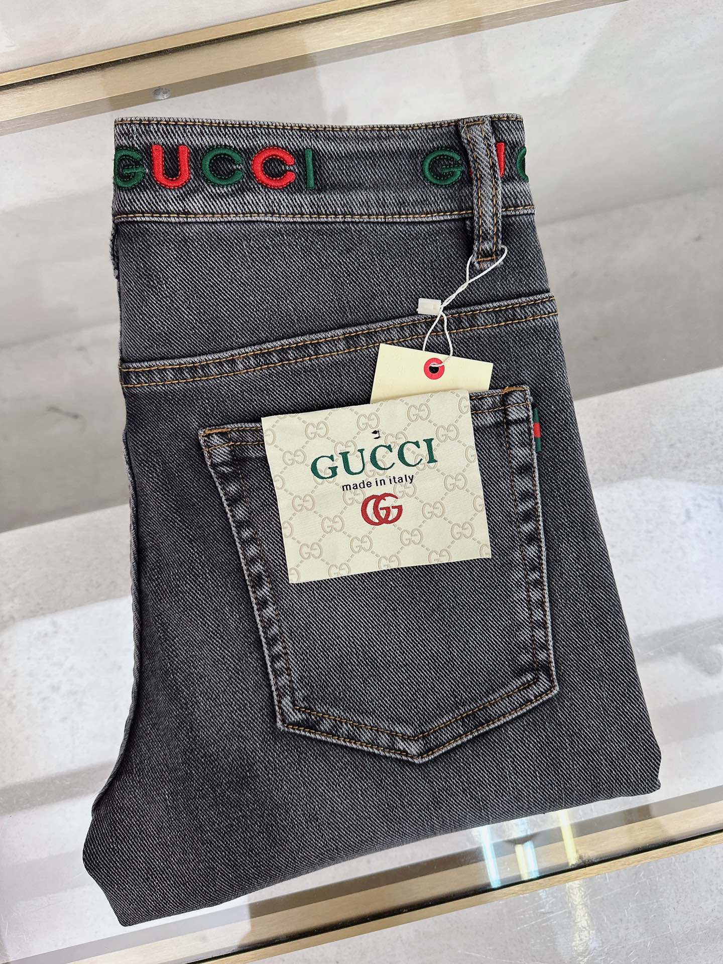 NO:567841,Gucci 2025 early autumn new men's jeans original factory original fabric original wash water!  Imported original washed elastic fabric, complicated handicraft superposition, any washing process will turn into a completely different color effect if you stay for a few seconds longer, so it is more precious, especially durable and taste-resistant... Use the best elastic texture of tannin, genuine leather labels, high-end metal accessories... to create a unique and original jeans style!  Original hardware accessories, super correct fit, comfortable and breathable, extremely high grade, high quality, handsome upper body. Size 30-38, no 37,,jeans,alexander wang19860909古奇 2025早秋新款 男士牛仔裤原厂原布原洗水！进口原版水洗弹力面料,复杂的手工艺叠加,任何一个洗水环节多停留几秒都会变成完全不一样的颜色效果,所以越加珍贵,特别持久、耐味…… 选用上乘的丹宁弹力质感,真皮皮牌、高定的金属辅料……打造出独特及原创的牛仔裤款型！原版五金辅料,版型超正,舒适透气,档次极高,品质,上身帅气十足. 码数30-38,无 37,,jeans,alexander wang,Men's clothing