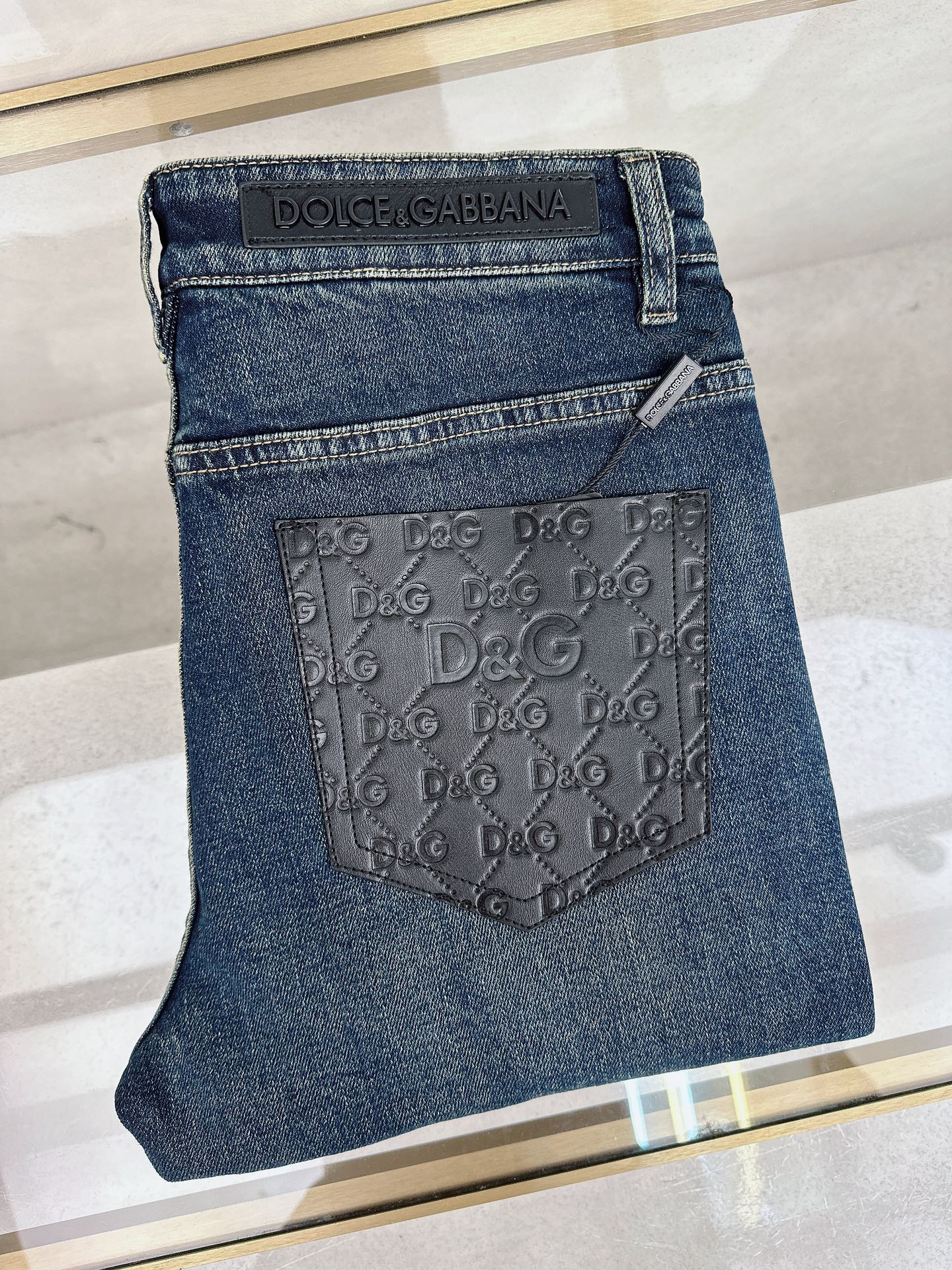 NO:567846,DG 2025 Early Autumn New Men's Jeans Original Factory Original Fabric Original Washing Water!  Imported original washed elastic fabric, complicated handicraft superposition, any washing process will turn into a completely different color effect if you stay for a few seconds longer, so it is more precious, especially durable and taste-resistant... Use the best elastic texture of tannin, genuine leather labels, high-end metal accessories... to create a unique and original jeans style!  Original hardware accessories, super correct fit, comfortable and breathable, extremely high grade, high quality, handsome upper body. Size 30-38, no 37,,jeans,alexander wang19860909DG 2025早秋新款 男士牛仔裤原厂原布原洗水！进口原版水洗弹力面料,复杂的手工艺叠加,任何一个洗水环节多停留几秒都会变成完全不一样的颜色效果,所以越加珍贵,特别持久、耐味…… 选用上乘的丹宁弹力质感,真皮皮牌、高定的金属辅料……打造出独特及原创的牛仔裤款型！原版五金辅料,版型超正,舒适透气,档次极高,品质,上身帅气十足. 码数30-38,无 37,,jeans,alexander wang,Men's clothing