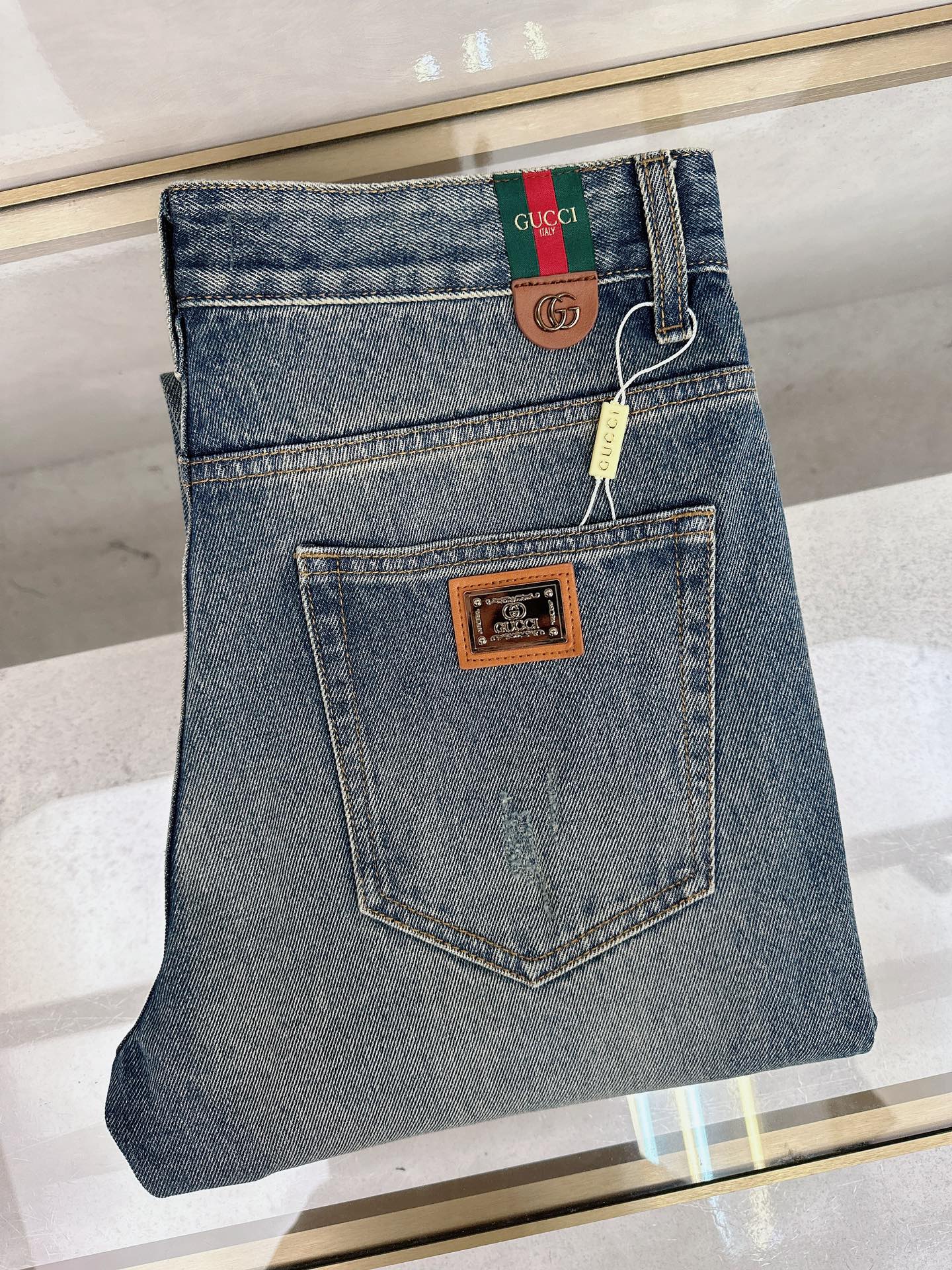 NO:567851,Gucci 2025 early autumn new men's jeans original factory original fabric original wash water!  Imported original washed elastic fabric, complicated handicraft superposition, any washing process will turn into a completely different color effect if you stay for a few seconds longer, so it is more precious, especially durable and taste-resistant... Use the best elastic texture of tannin, genuine leather labels, high-end metal accessories... to create a unique and original jeans style!  Original hardware accessories, super correct fit, comfortable and breathable, extremely high grade, high quality, handsome upper body. Size 30-38, no 37,,jeans,alexander wang19860909古奇 2025早秋新款 男士牛仔裤原厂原布原洗水！进口原版水洗弹力面料,复杂的手工艺叠加,任何一个洗水环节多停留几秒都会变成完全不一样的颜色效果,所以越加珍贵,特别持久、耐味…… 选用上乘的丹宁弹力质感,真皮皮牌、高定的金属辅料……打造出独特及原创的牛仔裤款型！原版五金辅料,版型超正,舒适透气,档次极高,品质,上身帅气十足. 码数30-38,无 37,,jeans,alexander wang,Men's clothing