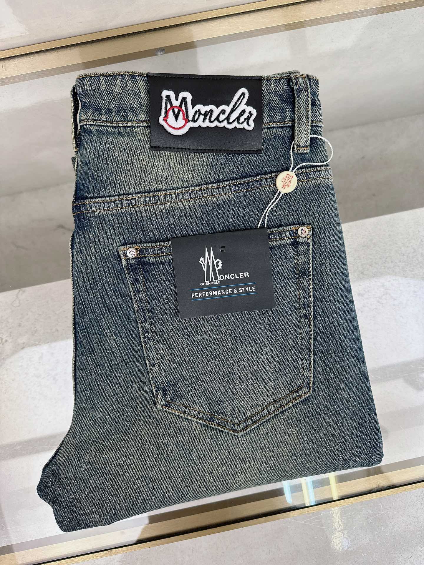 NO:567856,Mengkou 2025 early autumn new style men's jeans original factory original fabric original wash water!  Imported original washed elastic fabric, complicated handicraft superposition, any washing process will turn into a completely different color effect if you stay for a few seconds longer, so it is more precious, especially durable and taste-resistant... Use the best elastic texture of tannin, genuine leather labels, high-end metal accessories... to create a unique and original jeans style!  Original hardware accessories, super correct fit, comfortable and breathable, extremely high grade, high quality, handsome upper body. Size 30-38, no 37,,Moncler,jeans,alexander wang19860909蒙口 2025早秋新款 男士牛仔裤原厂原布原洗水！进口原版水洗弹力面料,复杂的手工艺叠加,任何一个洗水环节多停留几秒都会变成完全不一样的颜色效果,所以越加珍贵,特别持久、耐味…… 选用上乘的丹宁弹力质感,真皮皮牌、高定的金属辅料……打造出独特及原创的牛仔裤款型！原版五金辅料,版型超正,舒适透气,档次极高,品质,上身帅气十足. 码数30-38,无 37,,Moncler,jeans,alexander wang,Men's clothing