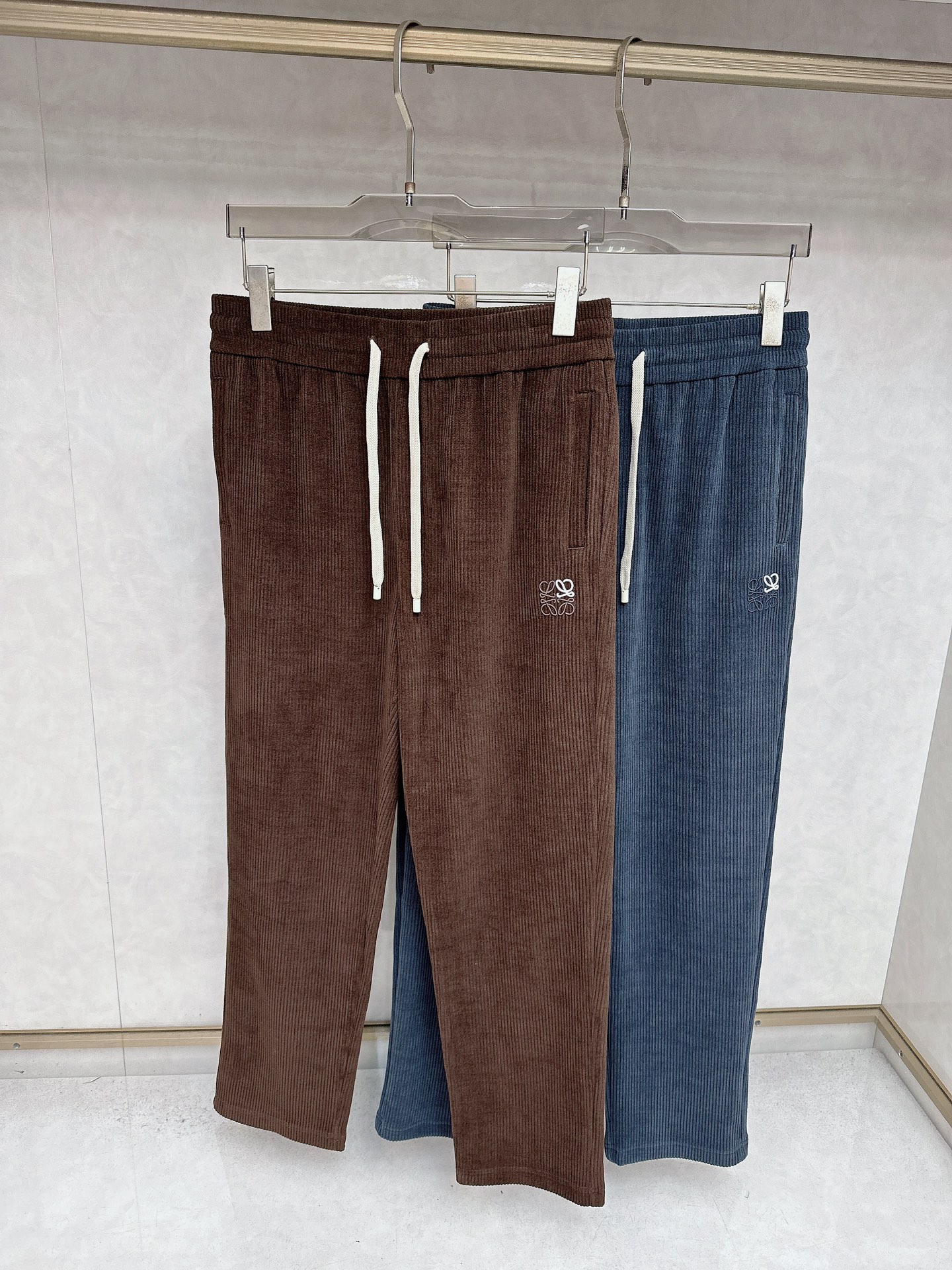 NO:567802,Loewe 2025 new autumn and winter casual pants! On sale simultaneously on the official website. Brand classic LOGO casual pants, customized fabrics, excellent comfort, strong touch. Highly recognizable, perfect appearance and craftsmanship. Sizes M-3XL, loewe, alexander wang19860909罗意威 2025秋冬新款休闲裤！官网同步发售.品牌经典LOGO休闲裤,定制面料,舒适度极好,手触感 烈.辦识度极高,完美品相工艺.尺码M-3XL,,loewe,alexander wang,Men's clothing