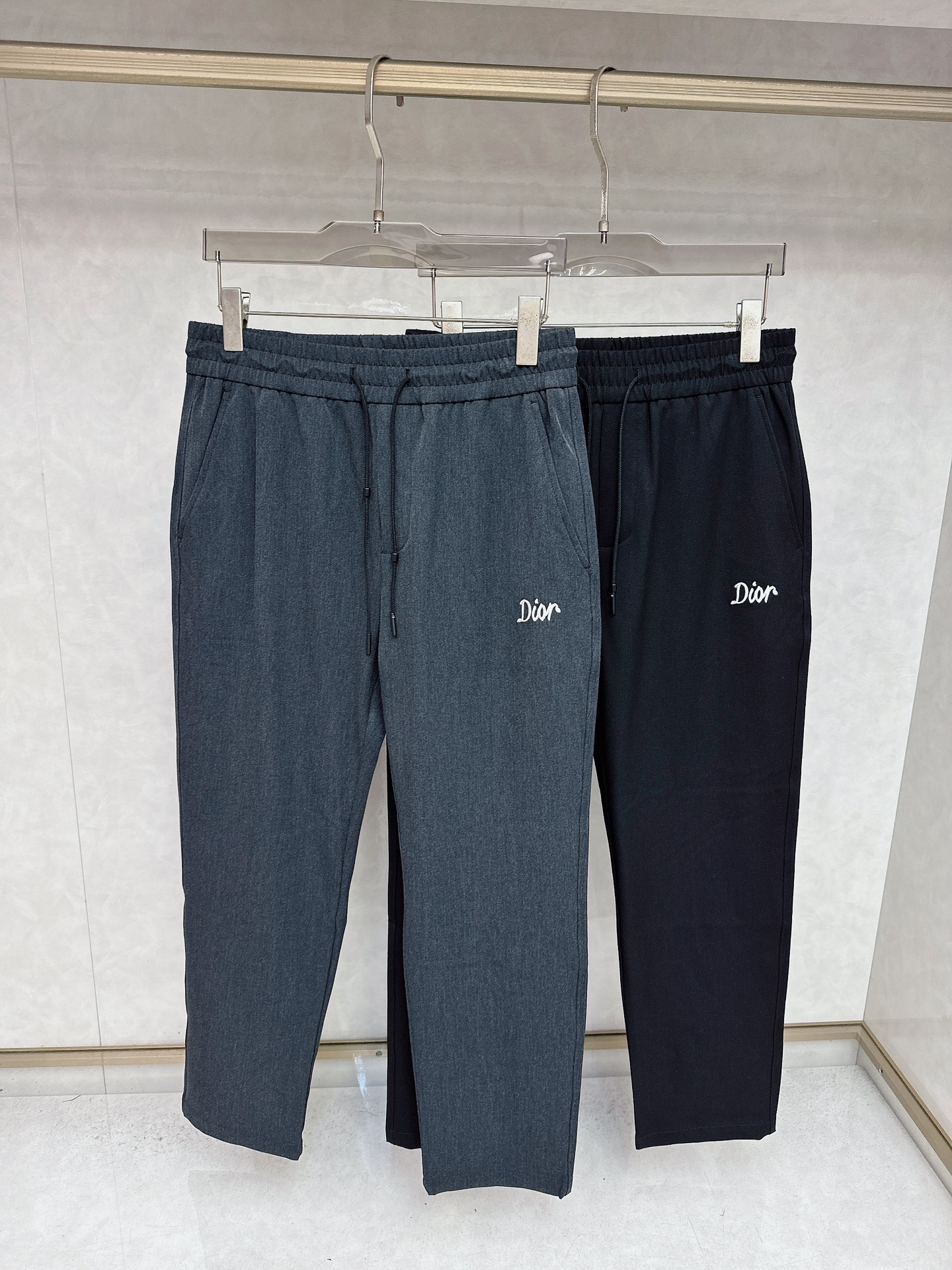 NO:567807,Dior 2025 new autumn and winter casual pants! On sale simultaneously on the official website. Brand classic LOGO casual pants, customized fabrics, excellent comfort, strong touch. High degree of recognition, perfect appearance and craftsmanship. Sizes M-3XL, dior, alexander wang19860909迪奥 2025秋冬新款休闲裤！官网同步发售.品牌经典LOGO休闲裤,定制面料,舒适度极好,手触感 烈.辦识度极高,完美品相工艺.尺码M-3XL,,dior,alexander wang,Men's clothing