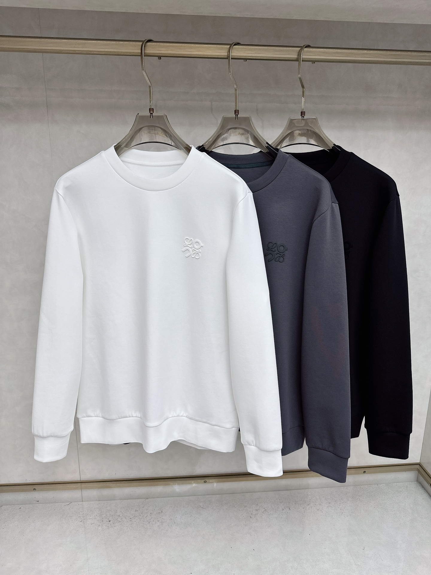 NO:567820,Loewe's 2025 autumn and winter new products, complete with three standards, air cotton round neck sweatshirt, same style for men and women, good product, no need to introduce too much, look at the details, size M-XXXL,,loewe,hoodie,sweatshirts,alexander wang19860909罗意威 2025秋冬新品 三标齐全 空气棉圆领卫衣 男女同款 好货不用过多介绍 看细节 码数 M-XXXL,,loewe,hoodie,sweatshirts,alexander wang,Men's clothing