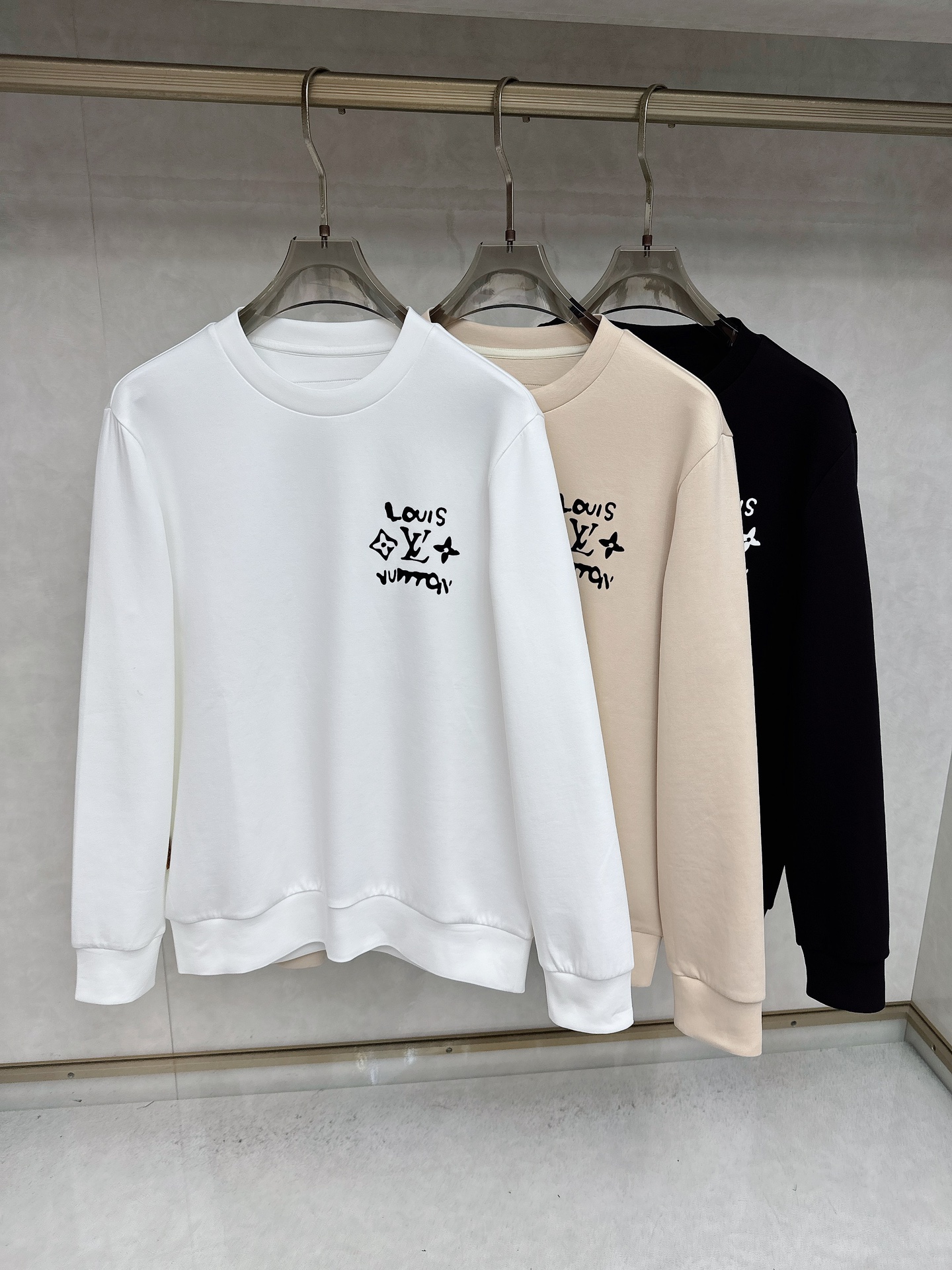 NO:567825,LV 2025 autumn and winter new products, complete with three standards, air cotton round neck sweatshirt, same style for men and women, good product without too much introduction, look at the details, size M-XXXL, Louis Vuitton, hoodie, sweatshirts, alexander wang19860909LV 2025秋冬新品 三标齐全 空气棉圆领卫衣 男女同款 好货不用过多介绍 看细节 码数 M-XXXL,,louis vuitton,hoodie,sweatshirts,alexander wang,Men's clothing