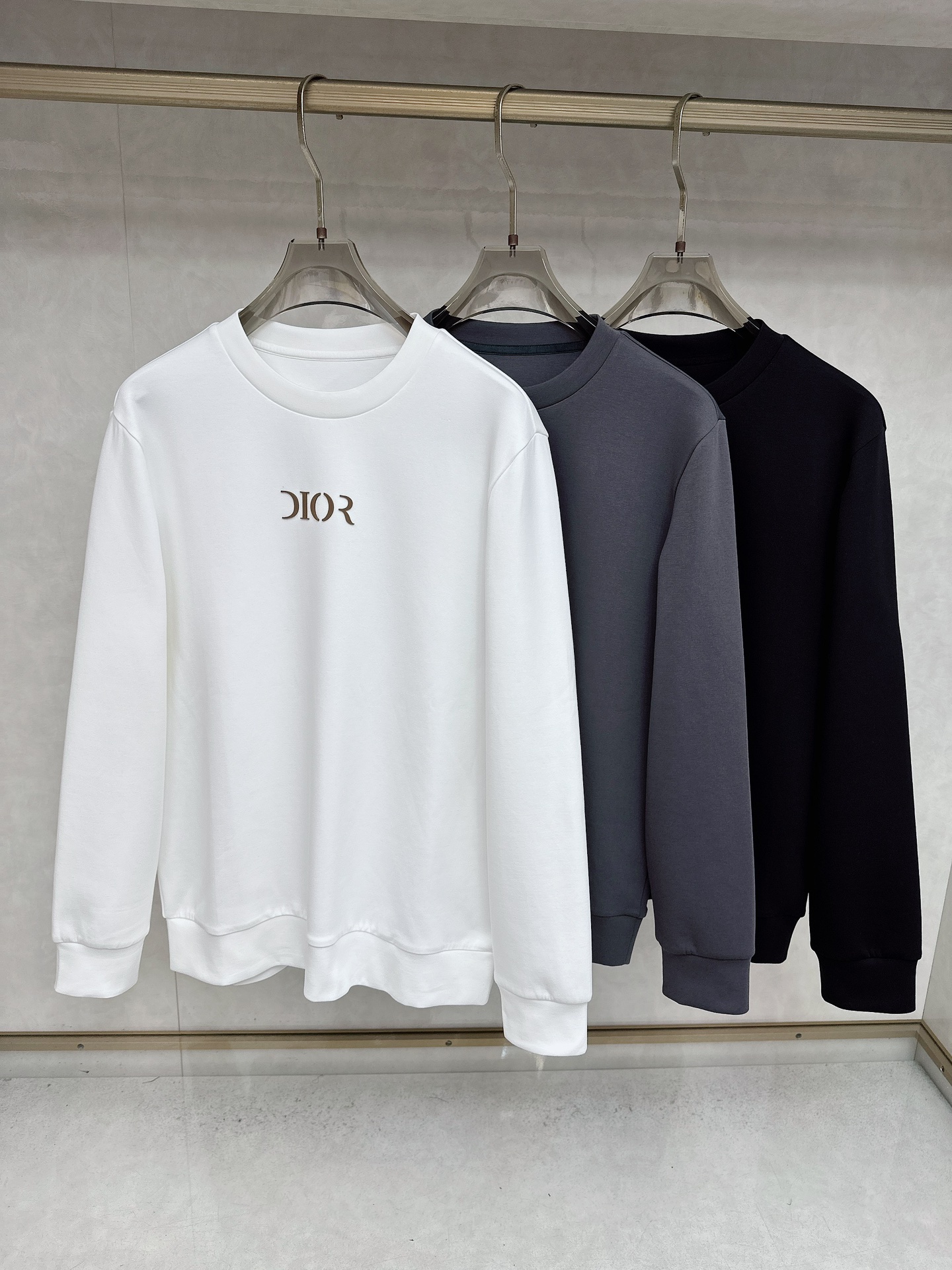 NO:567781,Dior 2025 autumn and winter new products, complete with three standards, air cotton round neck sweatshirt, same style for men and women, no need to introduce too much about the good product, look at the details, size M-XXXL, dior, hoodie, sweatshirts, alexander wang19860909迪奥 2025秋冬新品 三标齐全 空气棉圆领卫衣 男女同款 好货不用过多介绍 看细节 码数 M-XXXL,,dior,hoodie,sweatshirts,alexander wang,Men's clothing