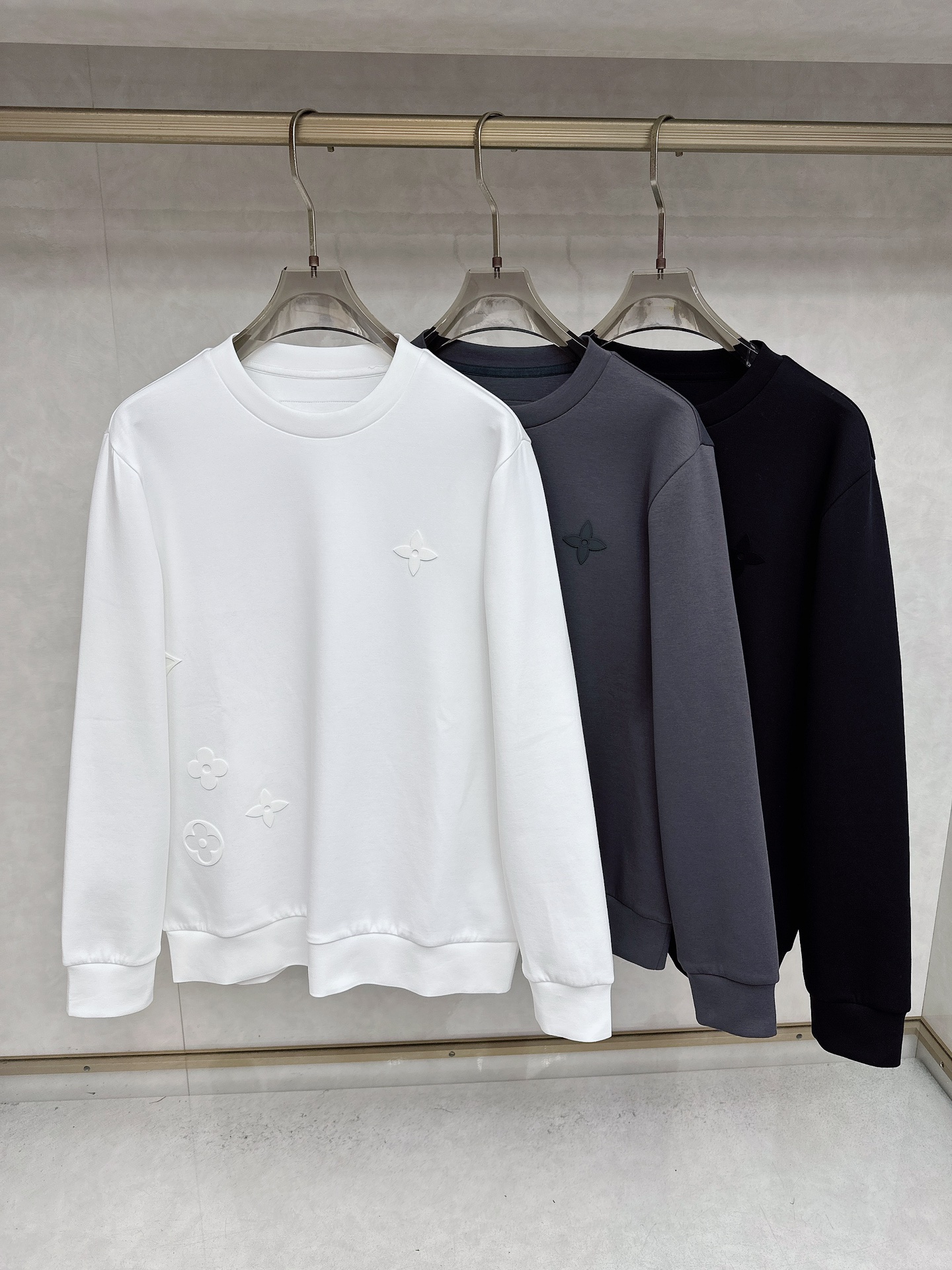 NO:567787,LV 2025 autumn and winter new products, complete with three standards, air cotton round neck sweatshirt, same style for men and women, good product without too much introduction, look at the details, size M-XXXL, Louis Vuitton, hoodie, sweatshirts, alexander wang19860909LV 2025秋冬新品 三标齐全 空气棉圆领卫衣 男女同款 好货不用过多介绍 看细节 码数 M-XXXL,,louis vuitton,hoodie,sweatshirts,alexander wang,Men's clothing