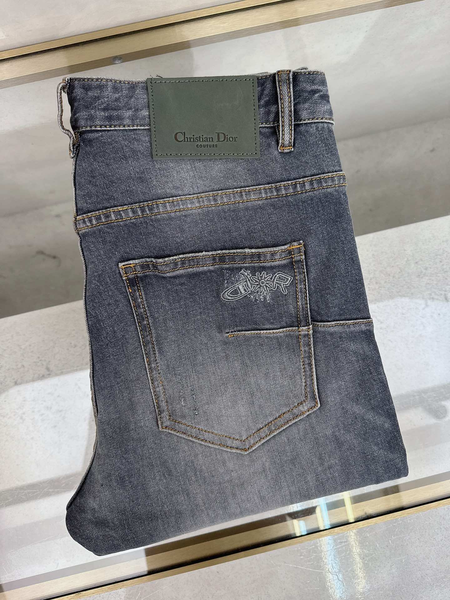 NO:539656,Dior 2025 autumn and winter new models are available in stock, original single hot jeans are super customized, original hardware, super heavy industry technology, excellent version, impeccable details!  The style is not picky, it is very high-end, and the good products are not waiting for everyone. Take a look at it and start quickly. Size 29-38, dior, jeans, alexander wang19860909迪奥 2025秋冬新款现货上市,原单爆款牛仔裤超级定制款,原版五金,超级重工工艺,版型超赞细节做工无可挑剔！款式不挑人,特别高档,好货不等人,看中赶紧下手,尺码29-38,,dior,jeans,alexander wang,Men's clothing