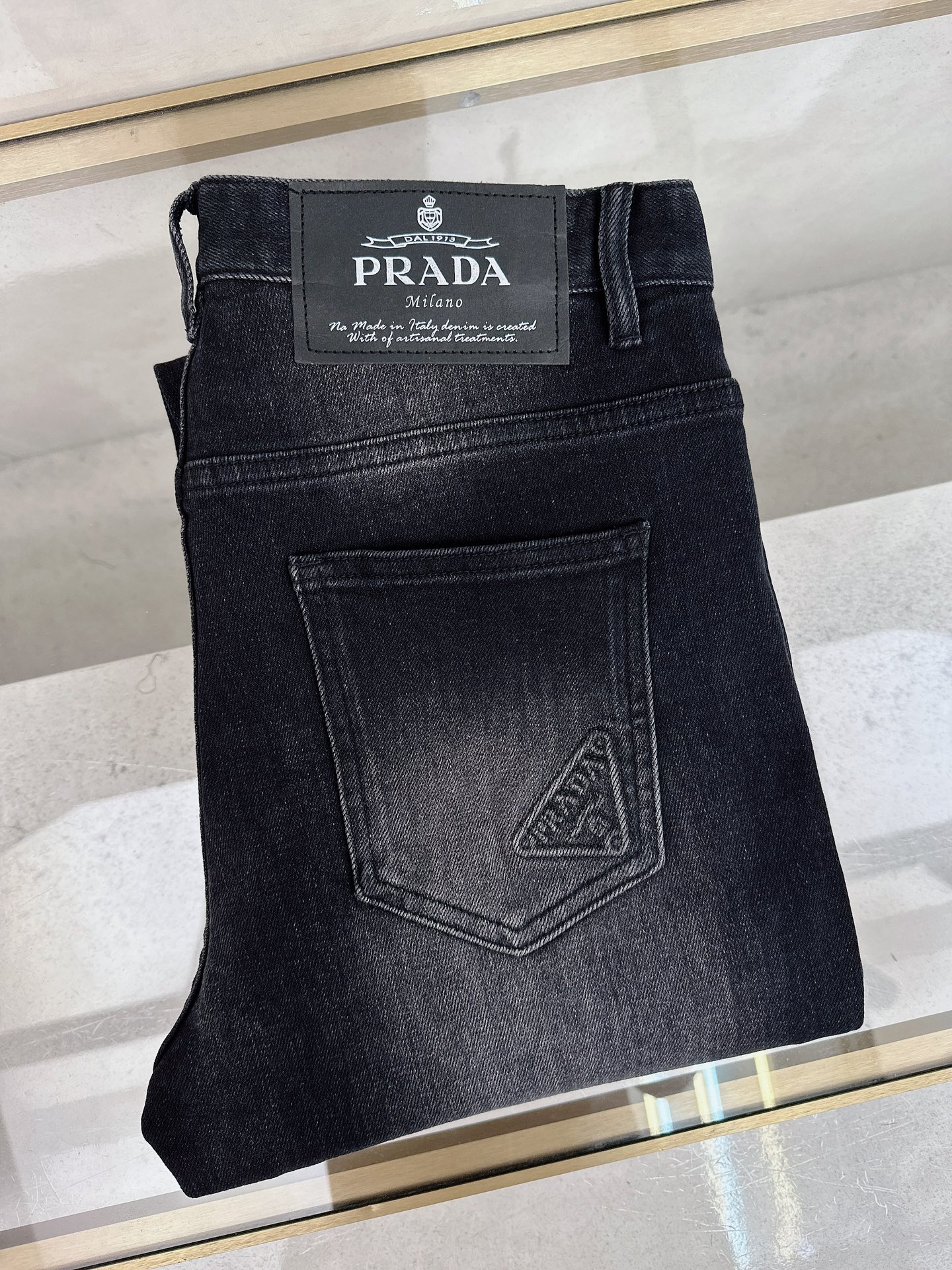 NO:539658,Prada 2025 autumn and winter new models are available in stock, original single hot jeans are super customized, original hardware, super heavy industry technology, excellent version, impeccable details!  The style is not picky, it is very high-end, and the good products are not waiting for everyone. Take a look at it and start quickly. Size 29-38, prada, jeans, alexander wang19860909普拉达 2025秋冬新款现货上市,原单爆款牛仔裤超级定制款,原版五金,超级重工工艺,版型超赞细节做工无可挑剔！款式不挑人,特别高档,好货不等人,看中赶紧下手,尺码29-38,,prada,jeans,alexander wang,Men's clothing
