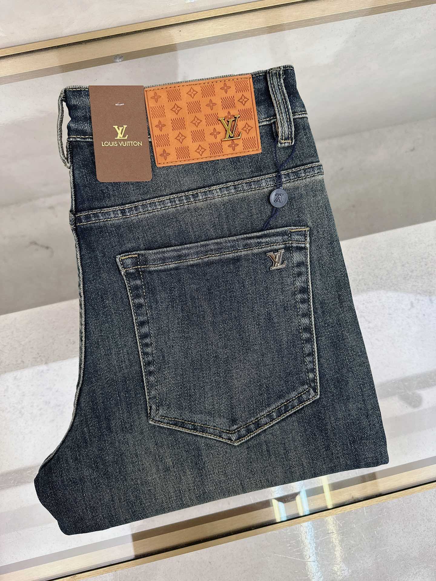 NO:539635,LV autumn and winter new models are available simultaneously on the official website, new autumn and winter men's casual jeans, original single quality, customized original denim fabric, logo pattern design, body original hardware and accessories decoration, three-dimensional and clear, c super trendy personality, fashionable and stylish upper body!  Trendy men's must-have items 28-38, louis vuitton, jeans, alexander wang19860909LV 秋冬新款官网同步发售,秋冬新品男士休闲牛仔裤,原单品质,定制原版牛仔面料,logo图案设计,身原版五金辅料装饰,立体清晰,c超级潮流个性,上身时尚有型！潮男必备单品 码数28-38,,louis vuitton,jeans,alexander wang,Men's clothing