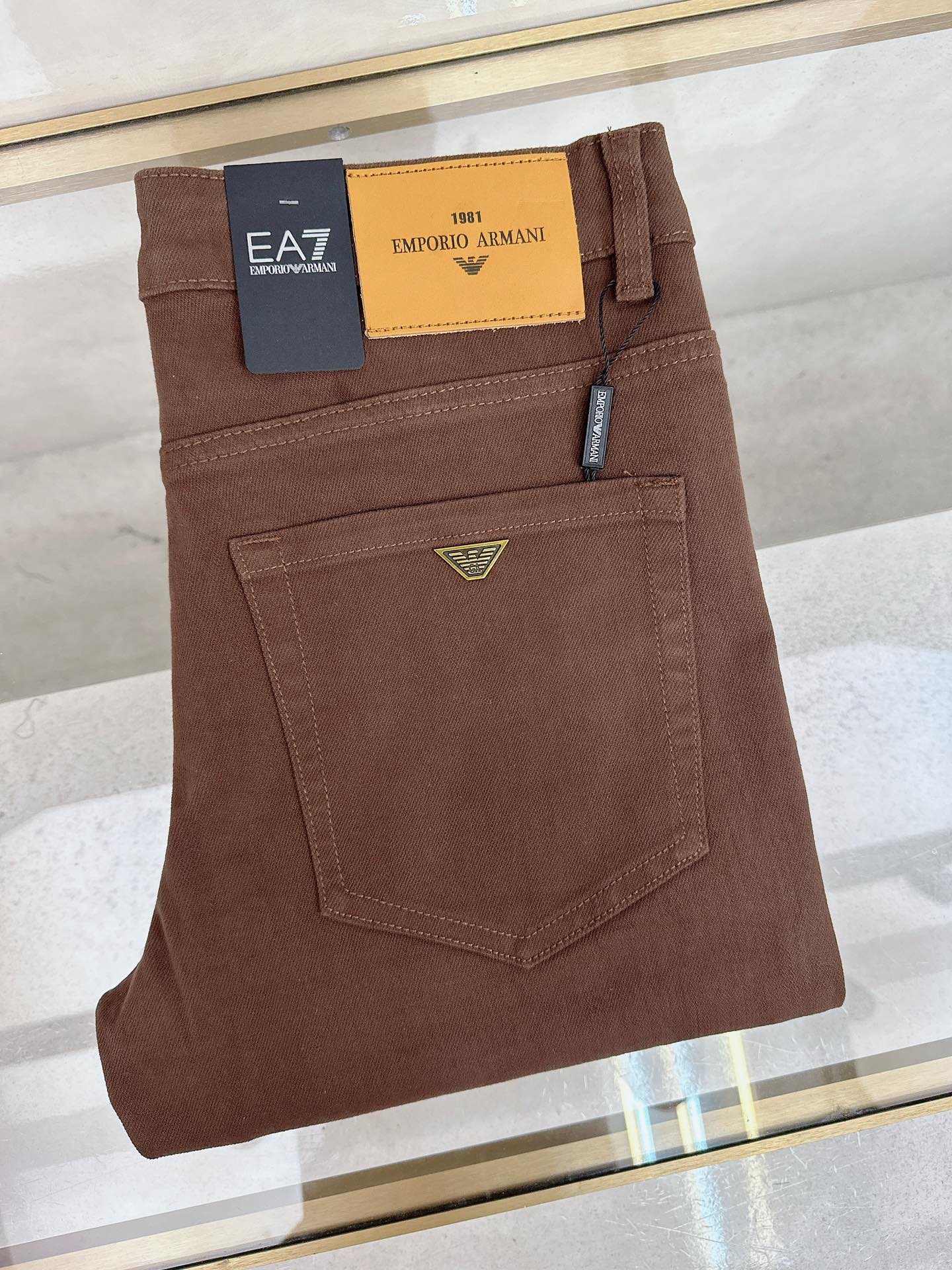 NO:539638,Armani's new autumn and winter styles are available simultaneously on the official website, new autumn and winter men's casual jeans, original single quality, customized original denim fabric, logo pattern design, body original hardware and accessories decoration, three-dimensional and clear, c super trendy personality, fashionable and stylish upper body!  Trendy men's must-have items, number 28-38,,armani,jeans,alexander wang19860909阿玛尼 秋冬新款官网同步发售,秋冬新品男士休闲牛仔裤,原单品质,定制原版牛仔面料,logo图案设计,身原版五金辅料装饰,立体清晰,c超级潮流个性,上身时尚有型！潮男必备单品 码数28-38,,armani,jeans,alexander wang,Men's clothing