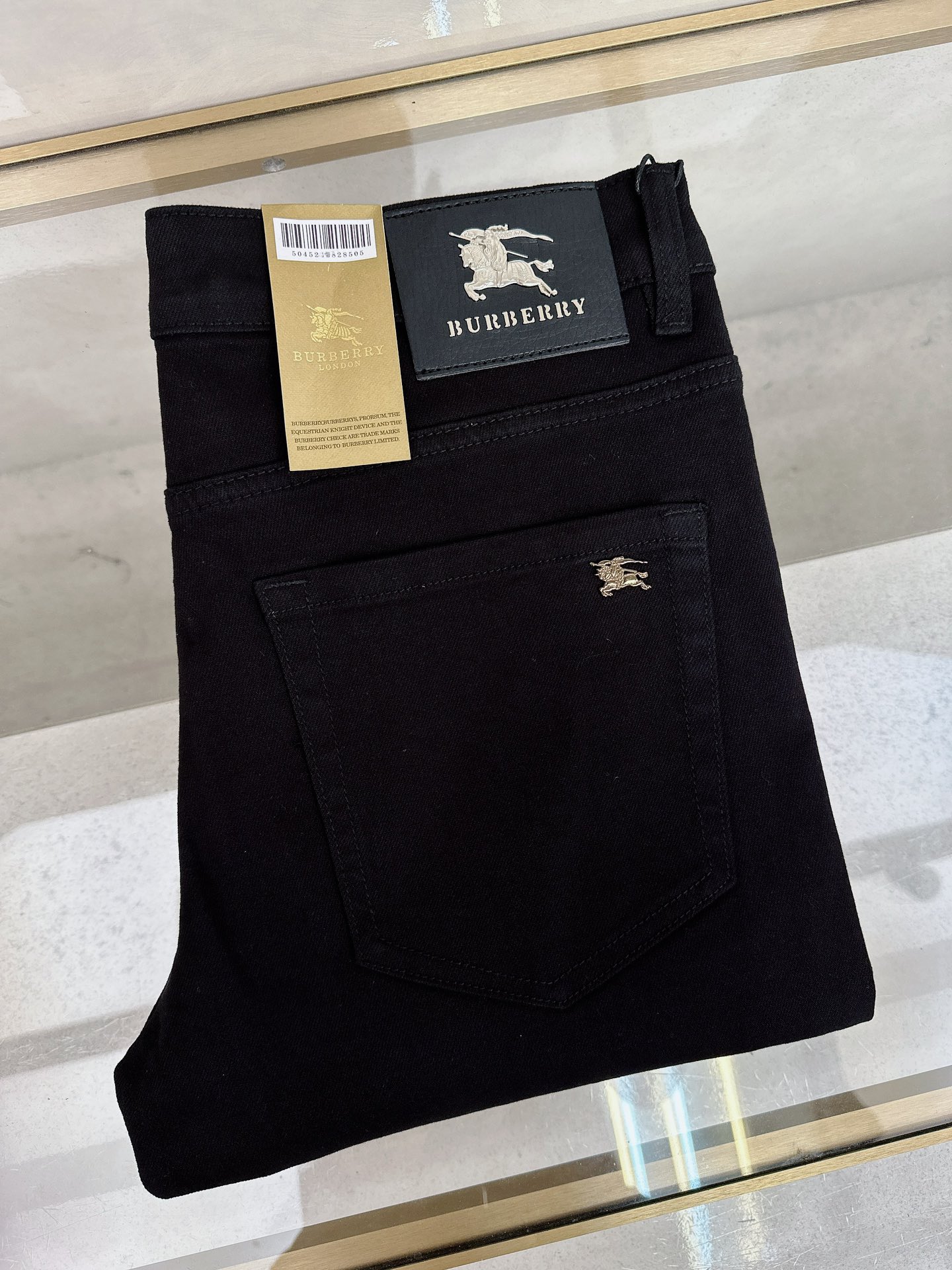 NO:539643,Burberry's new 2025 autumn and winter new style is available simultaneously on the official website, 2025 autumn and winter new men's casual jeans, original single quality, customized original denim fabric, logo pattern design, body original hardware and auxiliary decoration, three-dimensional and clear, c super trendy and personalized, fashionable and stylish on the upper body!  Trendy men's must-have items, 28-38, burberry, jeans, alexander wang19860909巴宝莉 2025秋冬新款官网同步发售,2025秋冬新品男士休闲牛仔裤,原单品质,定制原版牛仔面料,logo图案设计,身原版五金辅料装饰,立体清晰,c超级潮流个性,上身时尚有型！潮男必备单品 码数28-38,,burberry,jeans,alexander wang,Men's clothing