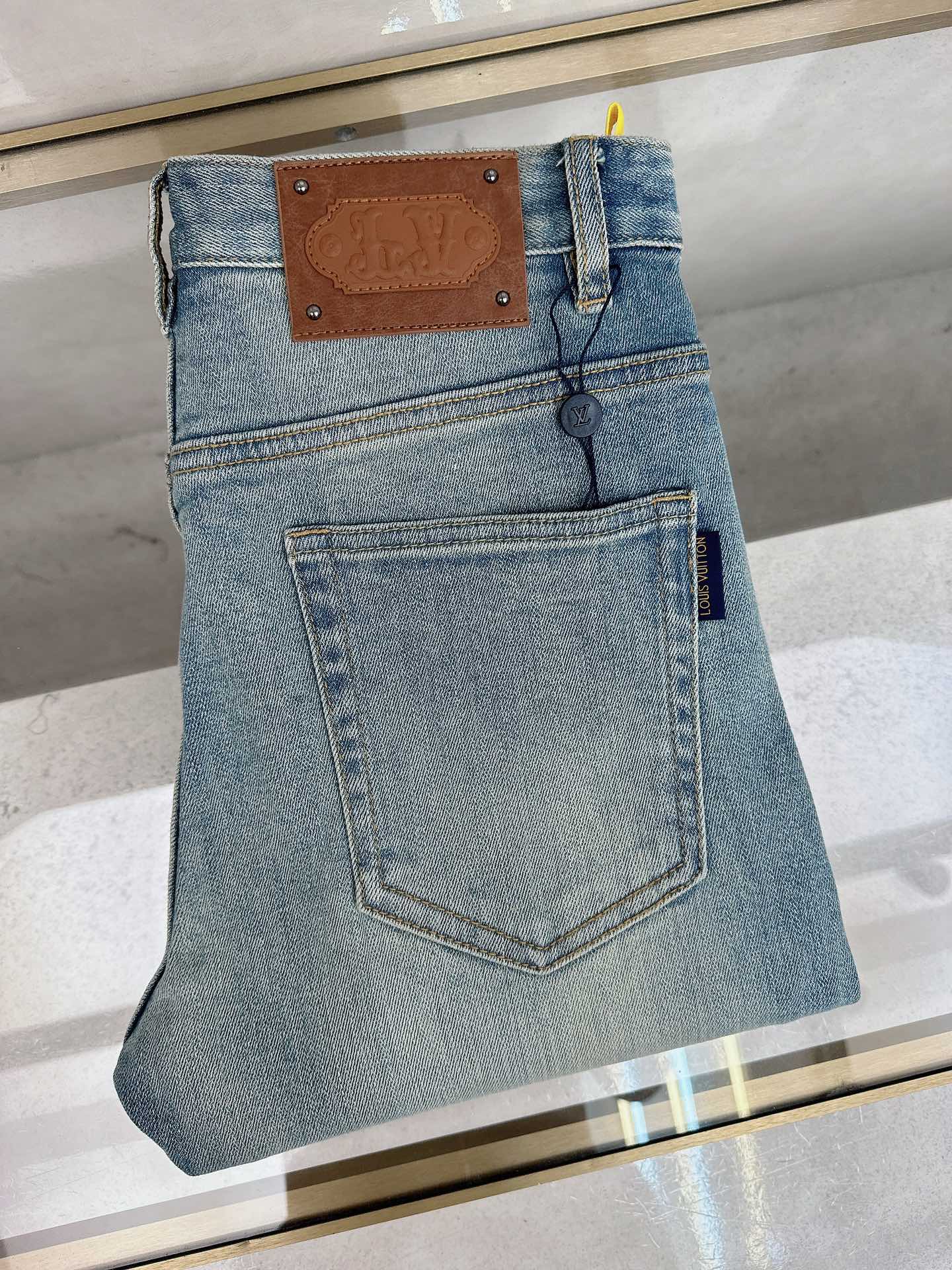 NO:539646,LV 2025 autumn and winter new styles are available simultaneously on the official website, 2025 autumn and winter new men's casual jeans, original single quality, customized original denim fabric, logo pattern design, body original hardware and auxiliary decoration, three-dimensional and clear, c super trendy and personalized, fashionable and stylish upper body!  Trendy men's must-have items 28-38, louis vuitton, jeans, alexander wang19860909LV 2025秋冬新款官网同步发售,2025秋冬新品男士休闲牛仔裤,原单品质,定制原版牛仔面料,logo图案设计,身原版五金辅料装饰,立体清晰,c超级潮流个性,上身时尚有型！潮男必备单品 码数28-38,,louis vuitton,jeans,alexander wang,Men's clothing