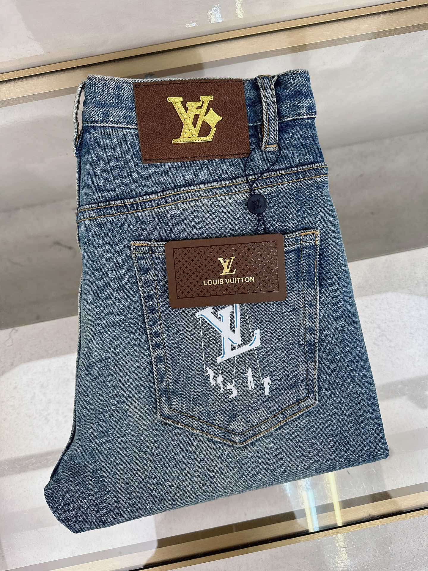 NO:539653,LV 2025 autumn and winter new styles are available simultaneously on the official website, 2025 autumn and winter new men's casual jeans, original single quality, customized original denim fabric, logo pattern design, body original hardware and auxiliary decoration, three-dimensional and clear, c super trendy and personalized, fashionable and stylish upper body!  Trendy men's must-have items 28-38, louis vuitton, jeans, alexander wang19860909LV 2025秋冬新款官网同步发售,2025秋冬新品男士休闲牛仔裤,原单品质,定制原版牛仔面料,logo图案设计,身原版五金辅料装饰,立体清晰,c超级潮流个性,上身时尚有型！潮男必备单品 码数28-38,,louis vuitton,jeans,alexander wang,Men's clothing