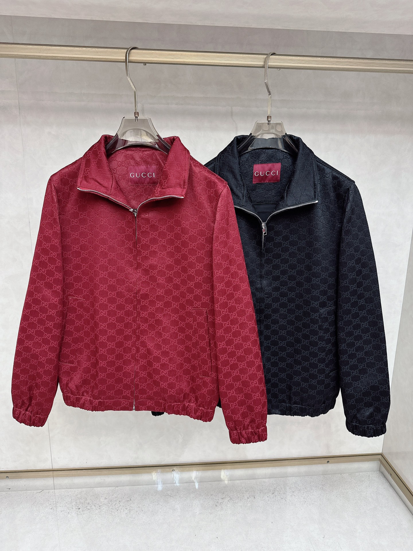 NO:539701,Gucci's latest autumn and winter jacket is available at the same time, original single product, fashionable and casual stand-up collar jacket, and the upper body is very distinctive!  Eye-catching and highlighted, imported original fabric, jacquard craft letter pattern decorative logo, original hardware and auxiliary materials decoration, simple but not lacking in fashion, classic and atmospheric, comfortable and breathable, handsome and stylish on the upper body! Code M-3XL Color black - burgundy, gucci,gucci,jackets & coats,jackets & coats,alexander wang19860909Gucci 古驰 秋冬最新款夹克 同步有售,原单狠货,时尚休闲立领夹克外套,上身很有特点！吸睛而有亮点,进口原版面料,提花工艺字母图案装饰Logo,原版五金辅料装饰,简单而不失时尚,经典大气,舒适透气,上身帅气有型! 码数M-3XL 颜色黑色-酒红色,,gucci,gucci,jackets & coats,jackets & coats,alexander wang,Men's clothing