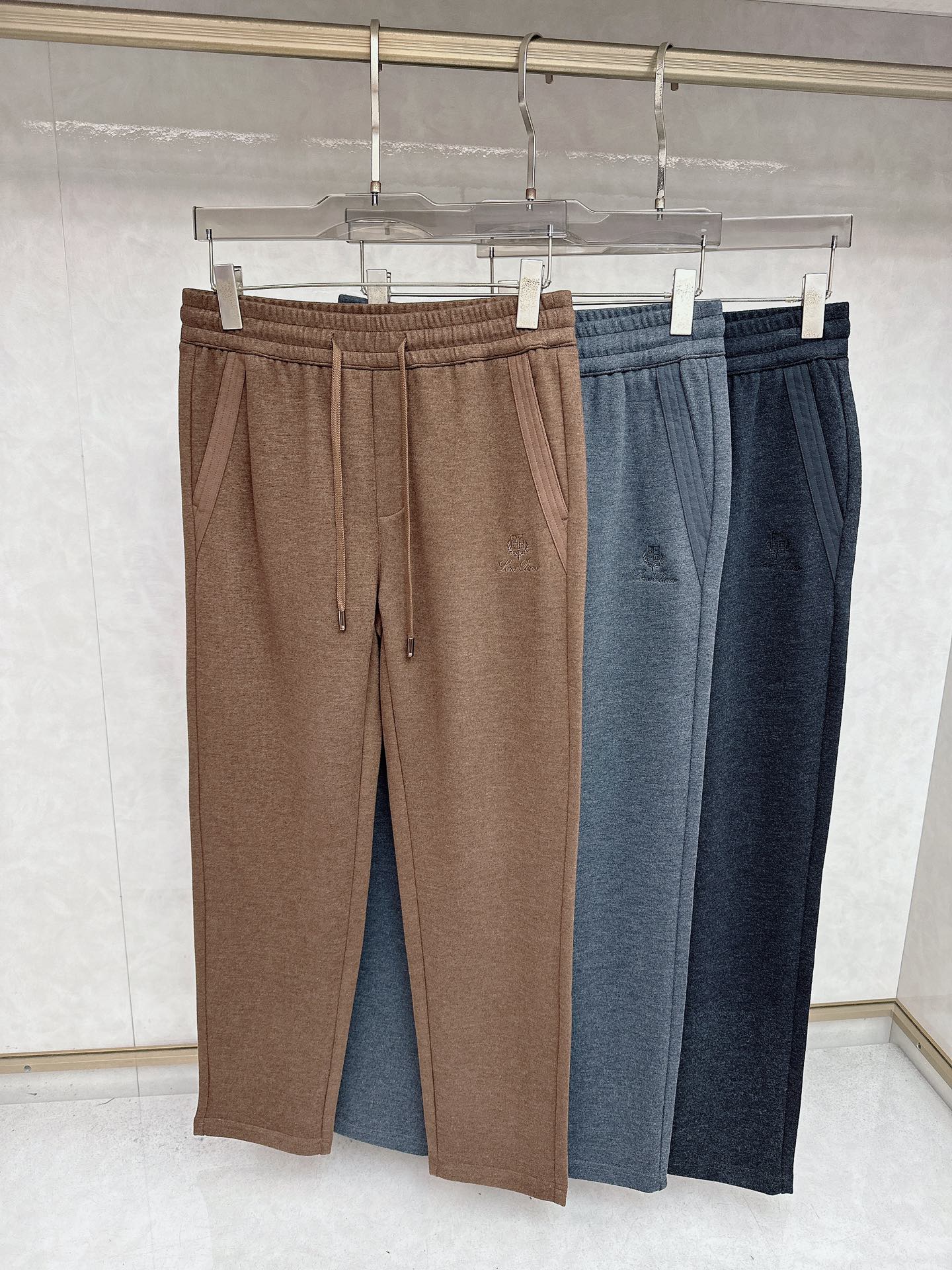NO:654340,Loro Piana's 2025 autumn and winter super popular casual pants are made of wool fabric imported from Europe, which is soft, comfortable and textured. The original hardware accessories are very cool and the details are exquisitely processed. The upper body effect is super amazing, and it is trendy and versatile. It is made with carefully selected fabrics, soft and delicate, and shows the excellent style. A must-have style for autumn and winter!  Definitely one worth owning!  Size M-3XL,,loro piana,alexander wang19860909Loro Piana诺悠翩雅 2025秋冬超火爆休闲裤,选用欧洲进口羊毛面料,柔软舒适有质感,原版五金配件,非常炫酷细节处理精致,上身效果超级无敌赞,潮流百搭.尚选面料匠心而制 柔软细腻贴身,彰显卓越臻品风范 秋冬必备款式！绝对值得拥有的一条！尺码M-3XL,,loro piana,alexander wang,Men's clothing