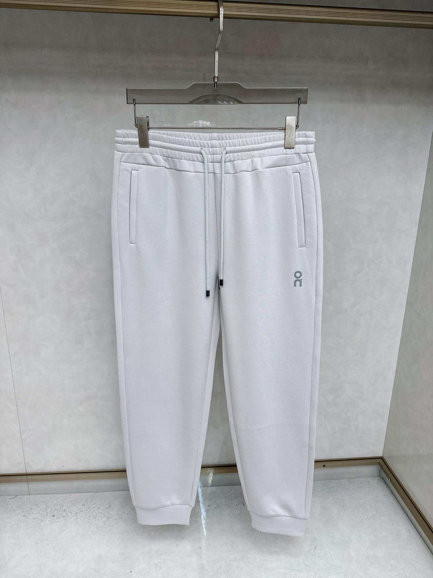 NO:654346,LOEWE exclusively offers high-end version of new casual pants!  Customized fabric with high breathability and comfort, impeccable details, brand element design concept, reflecting high quality. It feels delicate and soft!  It presents a casual cut and the upper body shape is awesome!  Size: M-3XL,,loewe,loewe, 19860909LOEWE罗意威独家专供新款休闲裤 高端版本！定制面料 透气舒适度高,细节无可挑剔,品牌元素设计理念,体现高品质.手感细腻柔软！呈现休闲裁剪,上身版型超赞！码数: M-3XL,,loewe,loewe, ,Men's clothing