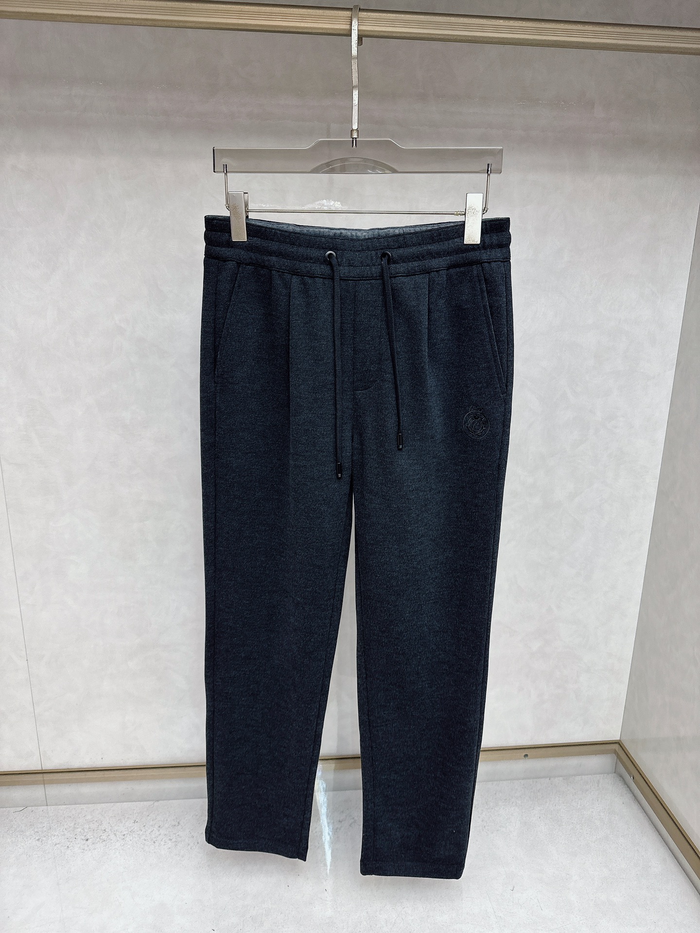 NO:654352,Brioni Brioni exclusively offers new casual pants. High-end version!  Customized fabric with high breathability and comfort, impeccable details, brand element design concept, reflecting high quality. It feels delicate and soft!  It presents a casual cut and the upper body shape is awesome!  Code number: 29-38,,alexander wang19860909Brioni布里奥尼独家专供新款 休闲裤.高端版本！定制面料 透气舒适度高,细节无可挑剔,品牌元素设计理念,体现高品质.手感细腻柔软！呈现休闲裁剪,上身版型超赞！码数: 29-38,,alexander wang,Men's clothing
