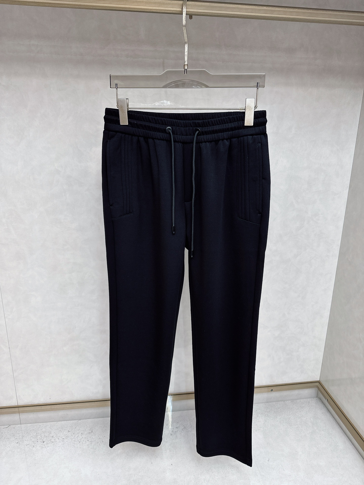 NO:654357,Ermenegildo Zegna Men's Casual Pants The latest upper body style is invincible!  You can definitely close your eyes and close your eyes. This type of pants is very versatile and has an elastic waist. It can be worn in daily work and outdoor sports. It is the perfect combination of fashion, leisure and outdoor sports, so it is your best choice whether you wear it daily or outdoors. Extreme comfort and quick perspiration are the most popular focus, improving the wearing comfort. It is suitable for aerobic exercise and cross-country running. This type of running casual pants has an extremely wide range of applications, allowing you to naturally maintain your love for sports in the summer, and can also be worn in leisure life.  Size M-3xl,,zegna,alexander wang19860909杰尼亚 男士休闲裤 最新款上身版型无敌正！ 绝对可以闭眼收的一款 此款裤子非常百搭,弹力腰围,日常上班 户外运动都可以穿着,是时尚休闲与户外运动的完美结合,所以无论您平时穿或者户外穿都是您的最佳选择. 极致舒适和快速排汗是备受青睐的重点,提升穿着舒适度,适合有氧运动和越野跑条件下穿着,此款是一件适用范围极其广泛的跑步休闲裤,让你在夏天自然可以保持对运动热爱,也可以在休闲生活中穿着 尺码M-3xl,,zegna,alexander wang,Men's clothing