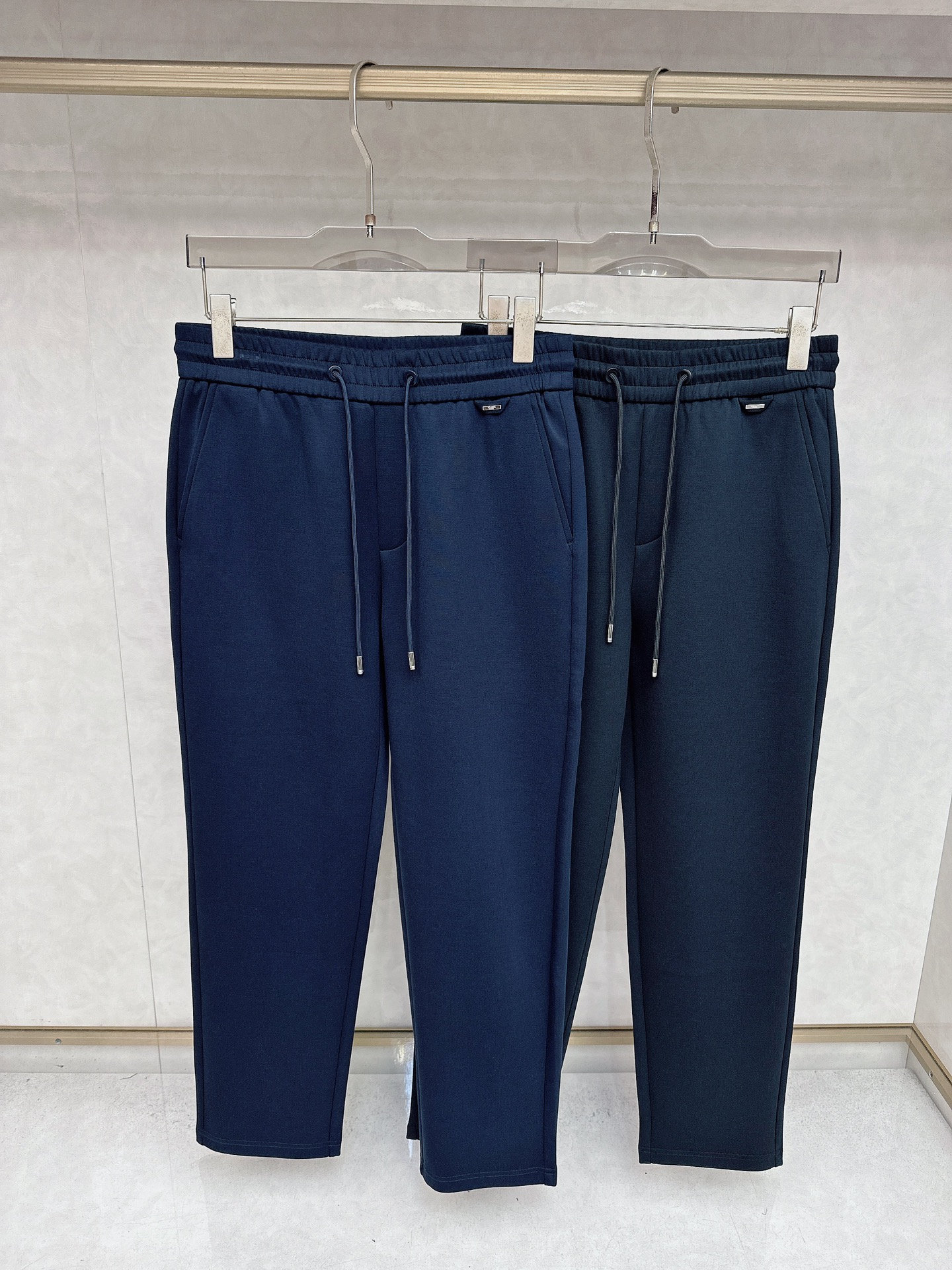 NO:654362,Prada Men's Casual Pants The latest upper body style is invincible!  You can definitely close your eyes and close your eyes. This type of pants is very versatile and has an elastic waist. It can be worn in daily work and outdoor sports. It is the perfect combination of fashion, leisure and outdoor sports, so it is your best choice whether you wear it daily or outdoors. Extreme comfort and quick perspiration are the most popular focus, improving the wearing comfort. It is suitable for aerobic exercise and cross-country running. This type of running casual pants has an extremely wide range of applications, allowing you to naturally maintain your love for sports in the summer, and can also be worn in leisure life.  Size M-3xl,,prada,alexander wang19860909普拉达 男士休闲裤 最新款上身版型无敌正！ 绝对可以闭眼收的一款 此款裤子非常百搭,弹力腰围,日常上班 户外运动都可以穿着,是时尚休闲与户外运动的完美结合,所以无论您平时穿或者户外穿都是您的最佳选择. 极致舒适和快速排汗是备受青睐的重点,提升穿着舒适度,适合有氧运动和越野跑条件下穿着,此款是一件适用范围极其广泛的跑步休闲裤,让你在夏天自然可以保持对运动热爱,也可以在休闲生活中穿着 尺码M-3xl,,prada,alexander wang,Men's clothing