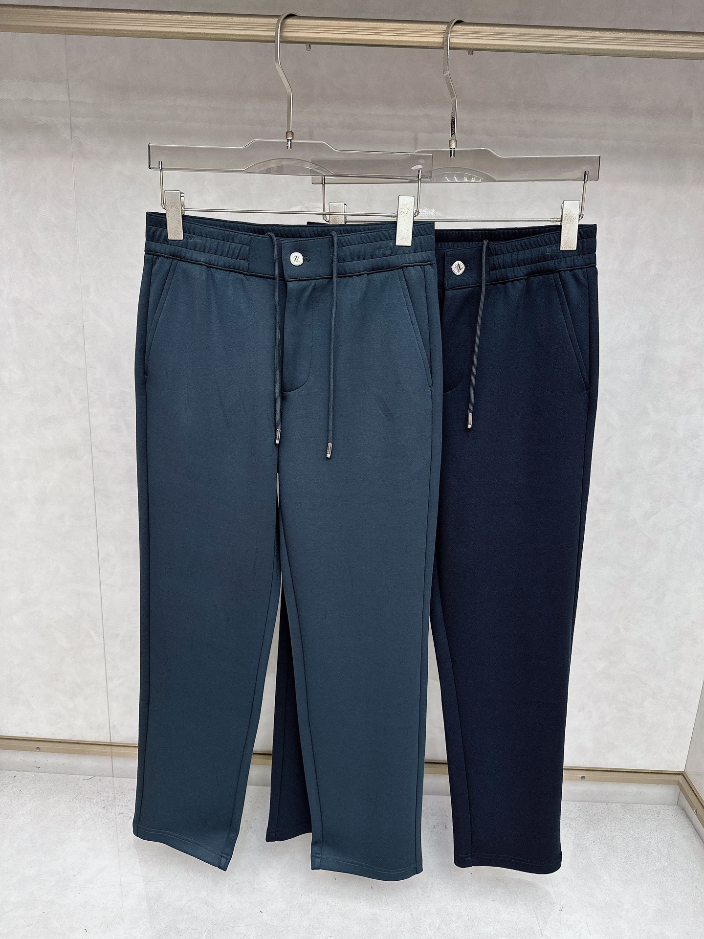 NO:654367,Ermenegildo Zegna Men's Casual Pants The latest upper body style is invincible!  You can definitely close your eyes and close your eyes. This type of pants is very versatile and has an elastic waist. It can be worn in daily work and outdoor sports. It is the perfect combination of fashion, leisure and outdoor sports, so it is your best choice whether you wear it daily or outdoors. Extreme comfort and quick perspiration are the most popular focus, improving the wearing comfort. It is suitable for aerobic exercise and cross-country running. This type of running casual pants has an extremely wide range of applications, allowing you to naturally maintain your love for sports in the summer, and can also be worn in leisure life.  Size M-3xl,,zegna,alexander wang19860909杰尼亚 男士休闲裤 最新款上身版型无敌正！ 绝对可以闭眼收的一款 此款裤子非常百搭,弹力腰围,日常上班 户外运动都可以穿着,是时尚休闲与户外运动的完美结合,所以无论您平时穿或者户外穿都是您的最佳选择. 极致舒适和快速排汗是备受青睐的重点,提升穿着舒适度,适合有氧运动和越野跑条件下穿着,此款是一件适用范围极其广泛的跑步休闲裤,让你在夏天自然可以保持对运动热爱,也可以在休闲生活中穿着 尺码M-3xl,,zegna,alexander wang,Men's clothing