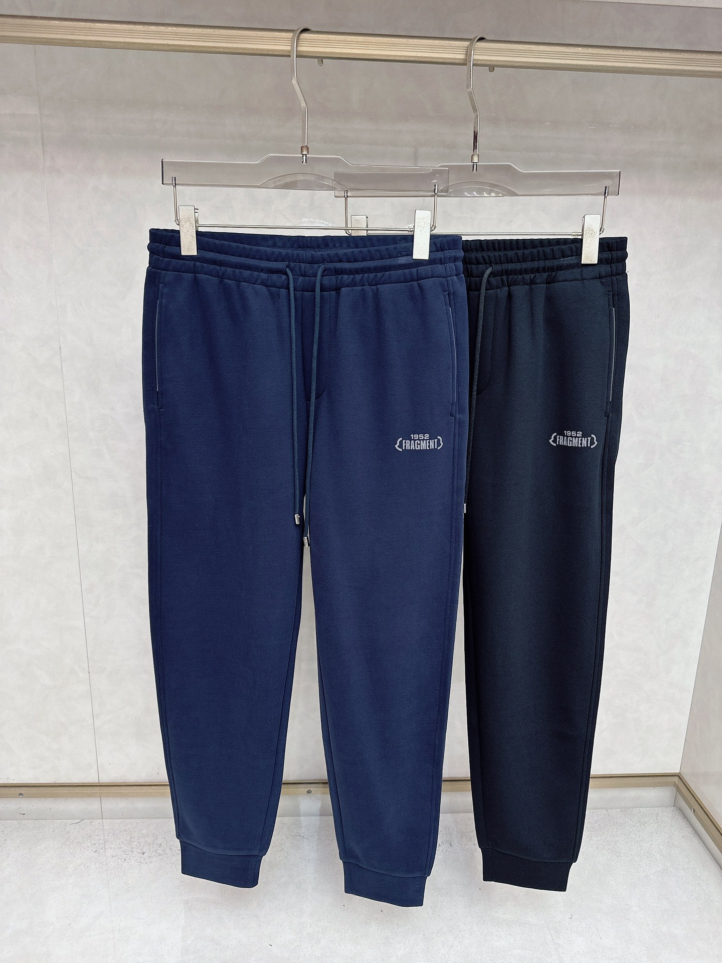 NO:654317,Men's casual pants, the latest style with unrivaled fit!  You can definitely close your eyes and close your eyes. This type of pants is very versatile and has an elastic waist. It can be worn in daily work and outdoor sports. It is the perfect combination of fashion, leisure and outdoor sports, so it is your best choice whether you wear it daily or outdoors. Extreme comfort and quick perspiration are the most popular focus, improving the wearing comfort. It is suitable for aerobic exercise and cross-country running. This type of running casual pants has an extremely wide range of applications, allowing you to naturally maintain your love for sports in the summer, and can also be worn in leisure life.  Size M-3xl,,alexander wang19860909男士休闲裤 最新款上身版型无敌正！ 绝对可以闭眼收的一款 此款裤子非常百搭,弹力腰围,日常上班 户外运动都可以穿着,是时尚休闲与户外运动的完美结合,所以无论您平时穿或者户外穿都是您的最佳选择. 极致舒适和快速排汗是备受青睐的重点,提升穿着舒适度,适合有氧运动和越野跑条件下穿着,此款是一件适用范围极其广泛的跑步休闲裤,让你在夏天自然可以保持对运动热爱,也可以在休闲生活中穿着 尺码M-3xl,,alexander wang,Men's clothing