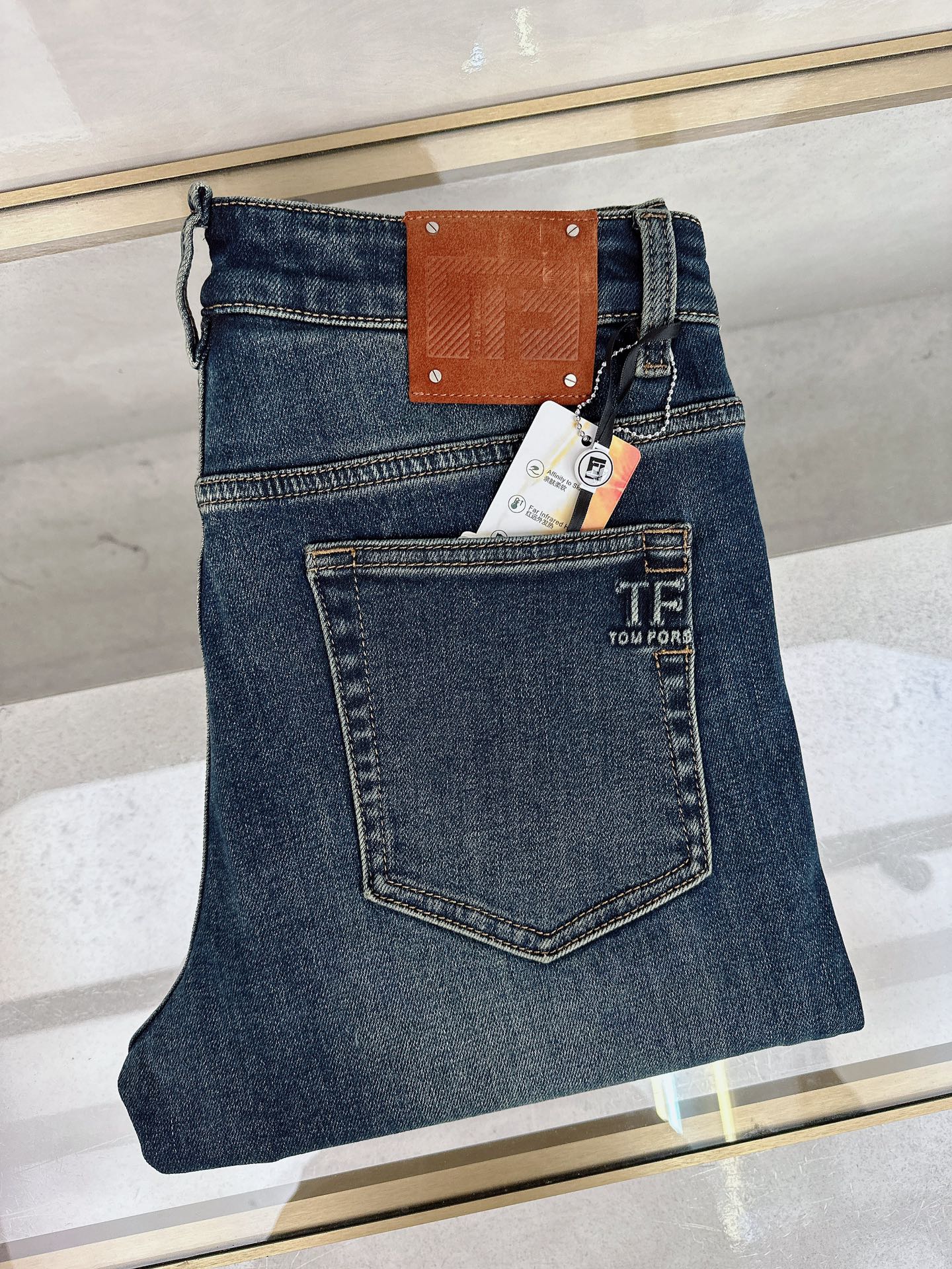 NO:654329,TF new autumn and winter high-end affordable denim available from stock. Regenerated cellulose fabric with special ingredients. No ironing and anti-wrinkle. Code number: -,,tom ford,alexander wang19860909TF 秋冬上新 高订轻奢牛仔 现货供应 特殊成份再生纤维素面料 免烫抗皱 码数: -,,tom ford,alexander wang,Men's clothing