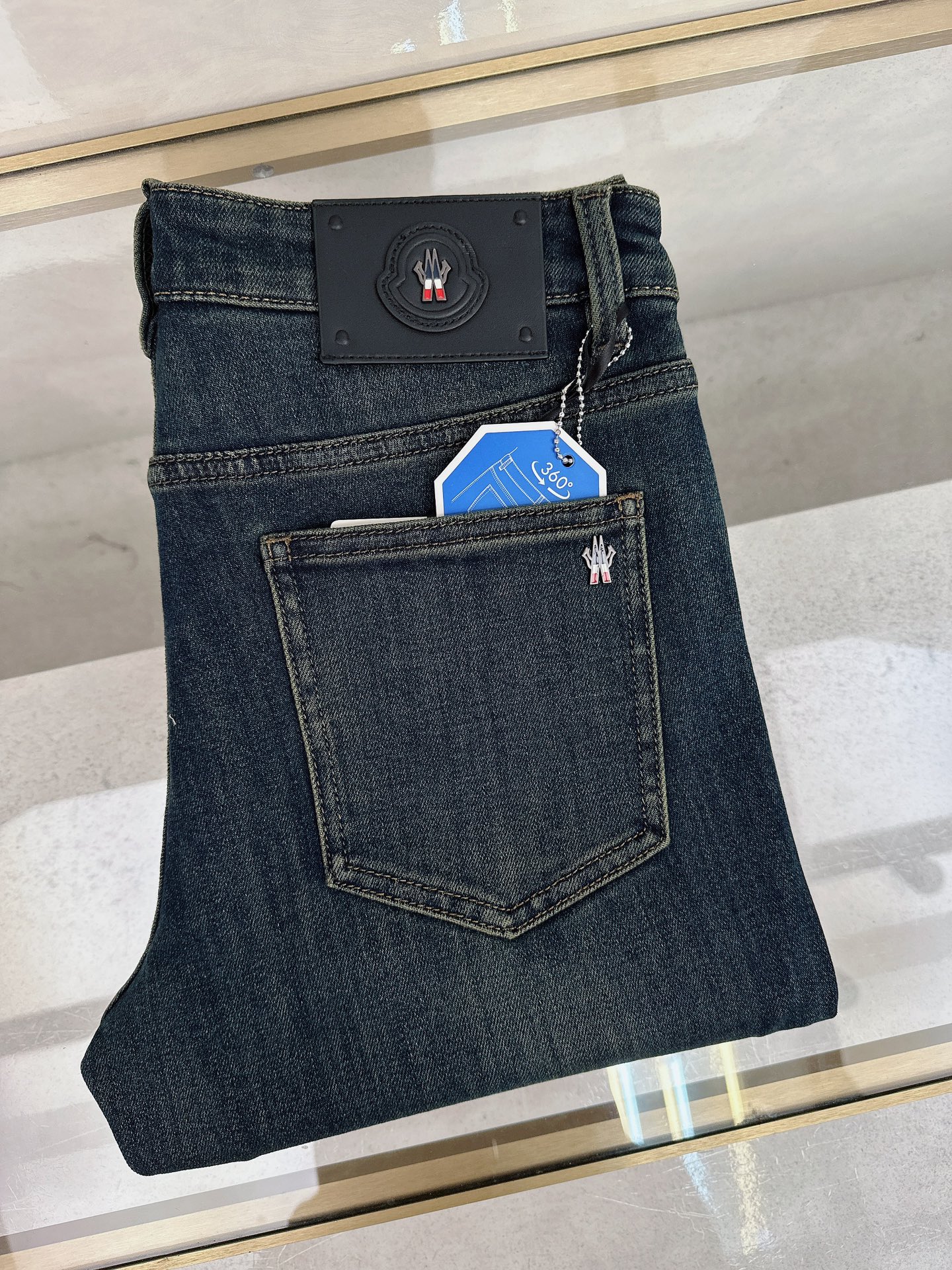 NO:654335,Meng Mouth, new for autumn and winter, high-end light luxury denim, available from stock, special ingredient regenerated cellulose fabric, no ironing, anti-wrinkle, code number: -,,Moncler,alexander wang19860909蒙口 秋冬上新 高订轻奢牛仔 现货供应 特殊成份再生纤维素面料 免烫抗皱 码数: -,,Moncler,alexander wang,Men's clothing