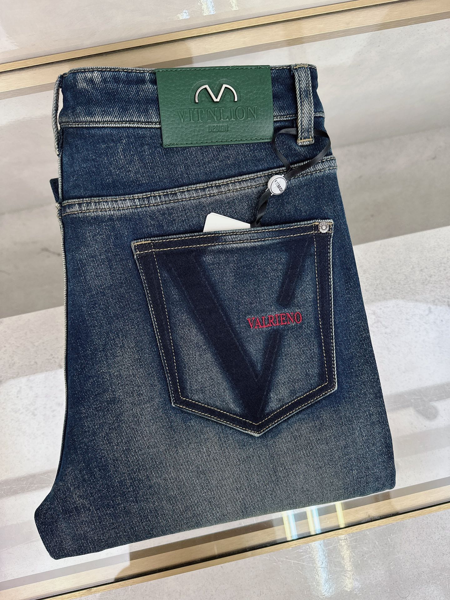 NO:539663,Valentino, new in autumn and winter, high-order light luxury denim, spot supply, special ingredients recycled cellulose fabric, non-scalding and anti-wrinkle code: -,,valentino,alexander wang19860909华伦天奴 秋冬上新 高订轻奢牛仔 现货供应 特殊成份再生纤维素面料 免烫抗皱 码数: -,,valentino,alexander wang,Men's clothing