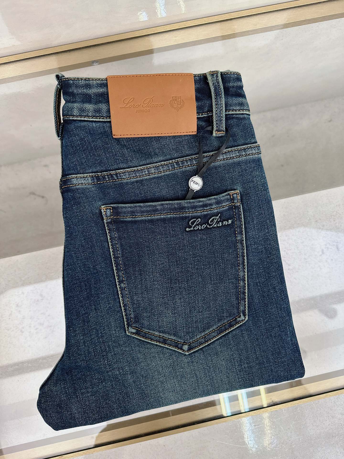NO:539665,LP new in autumn and winter, high-order light luxury denim, spot supply, special ingredients recycled cellulose fabric, non-scalding and anti-wrinkle code number: -,,loro piana,alexander wang19860909LP 秋冬上新 高订轻奢牛仔 现货供应 特殊成份再生纤维素面料 免烫抗皱 码数: -,,loro piana,alexander wang,Men's clothing