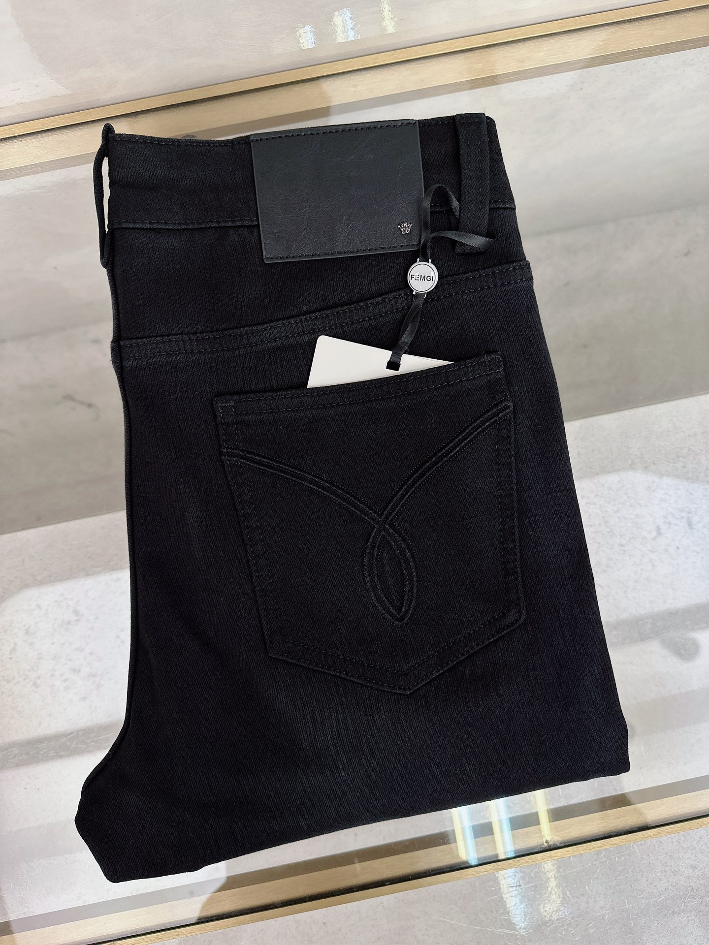 NO:539667,Versace, new in autumn and winter, high-order light luxury denim, spot supply, special ingredients recycled cellulose fabric, non-scalding and anti-wrinkle code: -,, versace,alexander wang19860909范思哲 秋冬上新 高订轻奢牛仔 现货供应 特殊成份再生纤维素面料 免烫抗皱 码数: -,,versace,alexander wang,Men's clothing