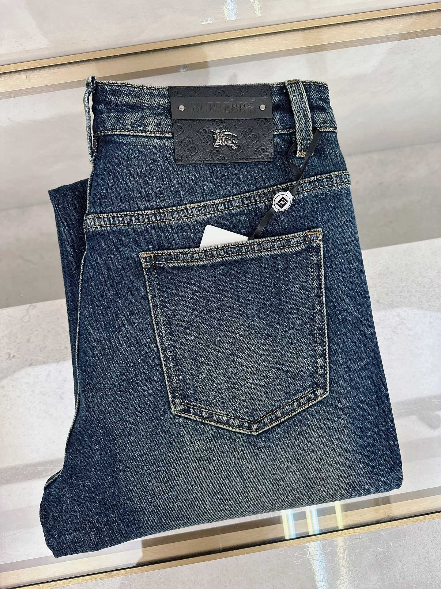 NO:539669,Burberry, new in autumn and winter, high-order light luxury denim, spot supply, special ingredients recycled cellulose fabric, non-scalding and anti-wrinkle code: -,,burberry,alexander wang19860909巴宝莉 秋冬上新 高订轻奢牛仔 现货供应 特殊成份再生纤维素面料 免烫抗皱 码数: -,,burberry,alexander wang,Men's clothing