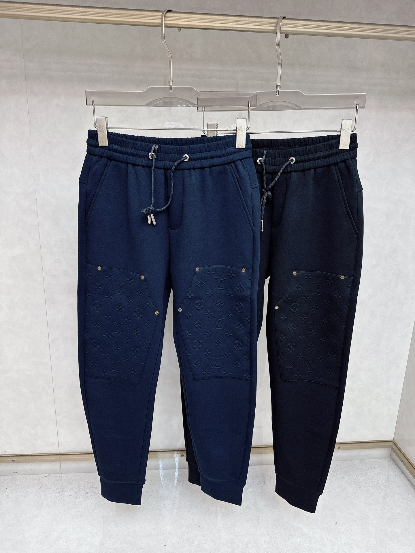 NO:539685,LV 2025 autumn and winter new casual pants!  The official website is released simultaneously. The brand's classic LOGO casual pants, customized fabric, excellent comfort, strong hand touch. Extremely recognizable, perfect quality craftsmanship. Size M-3XL,,louis vuitton,alexander wang19860909LV 2025秋冬新款休闲裤！官网同步发售.品牌经典LOGO休闲裤 ,定制面料,舒适度极好,手触感强烈.辨识度极高,完美品相工艺. 尺码M-3XL,,louis vuitton,alexander wang,Men's clothing