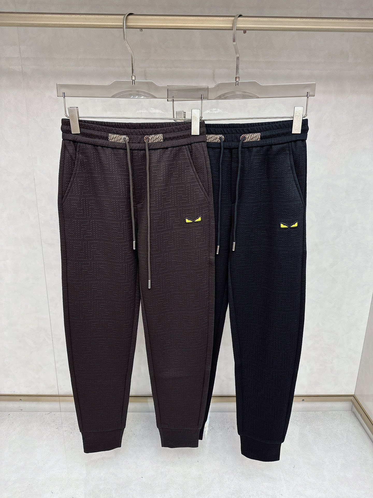 NO:539688,Fendi 2025 autumn and winter new casual pants!  The official website is released simultaneously. The brand's classic LOGO casual pants, customized fabric, excellent comfort, strong hand touch. Extremely recognizable, perfect quality craftsmanship. Size M-3XL, fendi, alexander wang19860909芬迪 2025秋冬新款休闲裤！官网同步发售.品牌经典LOGO休闲裤 ,定制面料,舒适度极好,手触感强烈.辨识度极高,完美品相工艺. 尺码M-3XL,,fendi,alexander wang,Men's clothing