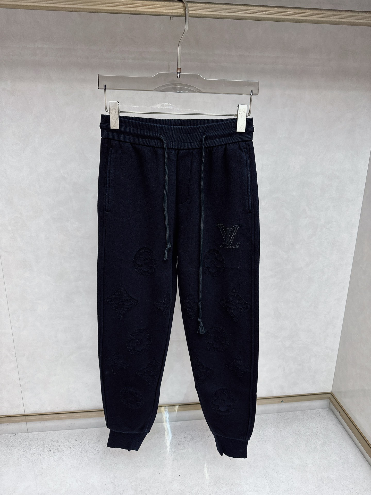 NO:539691,LV 2025 autumn and winter new casual pants!  The official website is released simultaneously. The brand's classic LOGO casual pants, customized fabric, excellent comfort, strong hand touch. Extremely recognizable, perfect quality craftsmanship. Size M-3XL,,louis vuitton,alexander wang19860909LV 2025秋冬新款休闲裤！官网同步发售.品牌经典LOGO休闲裤 ,定制面料,舒适度极好,手触感强烈.辨识度极高,完美品相工艺. 尺码M-3XL,,louis vuitton,alexander wang,Men's clothing