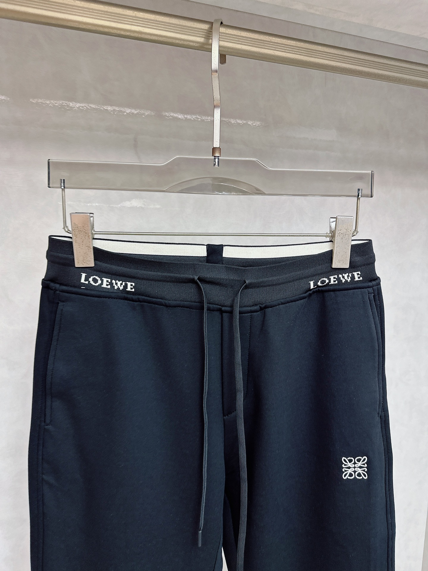 NO:539694,Luo Yiwei 2025 autumn and winter new casual pants!  The official website is released simultaneously. The brand's classic LOGO casual pants, customized fabric, excellent comfort, strong hand touch. Very high recognition, perfect quality craftsmanship. Size M-3XL, loewe, alexander wang19860909罗意威 2025秋冬新款休闲裤！官网同步发售.品牌经典LOGO休闲裤 ,定制面料,舒适度极好,手触感强烈.辨识度极高,完美品相工艺. 尺码M-3XL,,loewe,alexander wang,Men's clothing