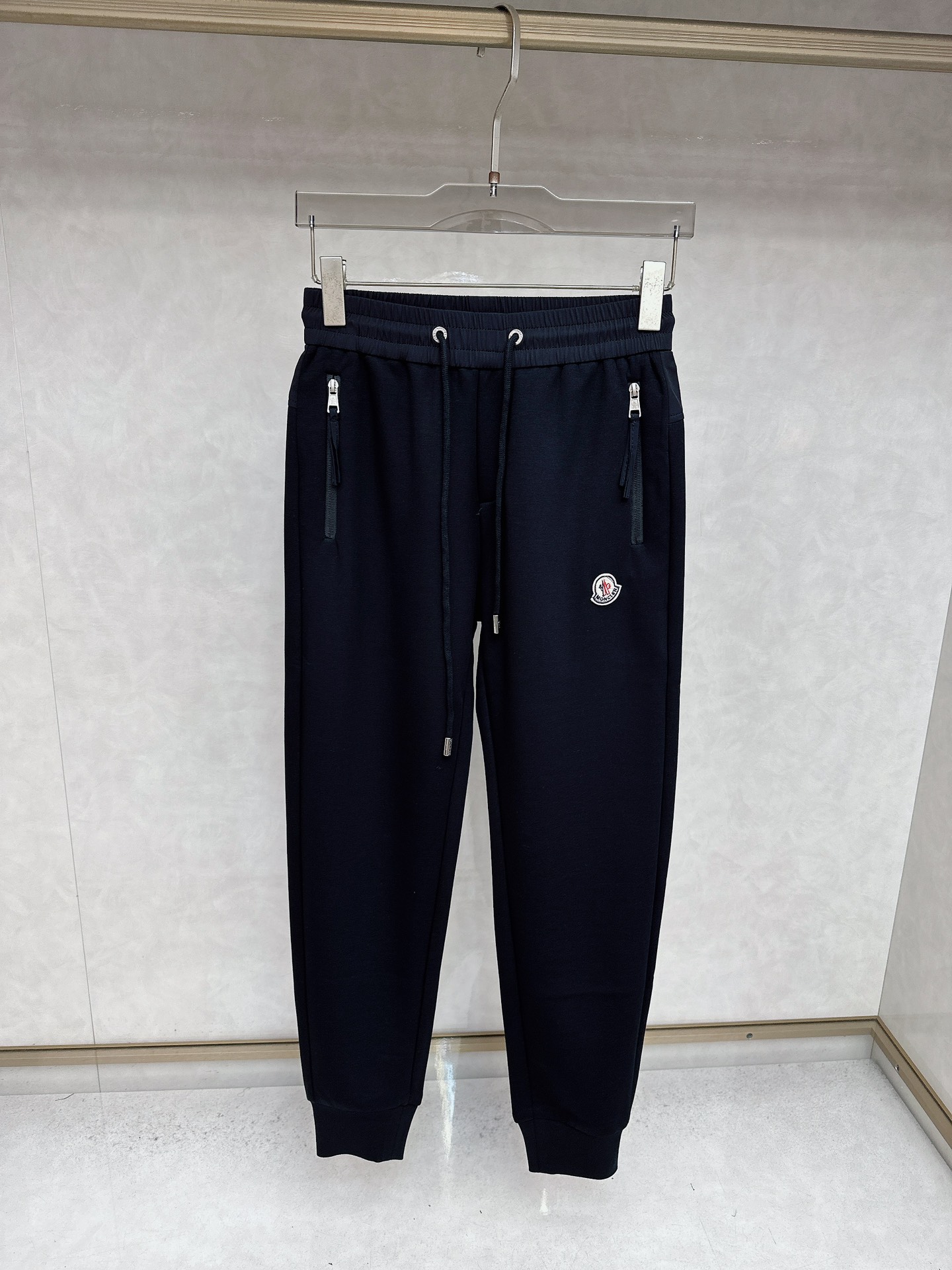 NO:539697,The new casual pants for 2025 autumn and winter!  The official website is released simultaneously. The brand's classic LOGO casual pants, customized fabric, excellent comfort, strong hand touch. Very high recognition, perfect quality craftsmanship. Size M-3XL, Moncler, alexander wang19860909蒙口 2025秋冬新款休闲裤！官网同步发售.品牌经典LOGO休闲裤 ,定制面料,舒适度极好,手触感强烈.辨识度极高,完美品相工艺. 尺码M-3XL,,Moncler,alexander wang,Men's clothing