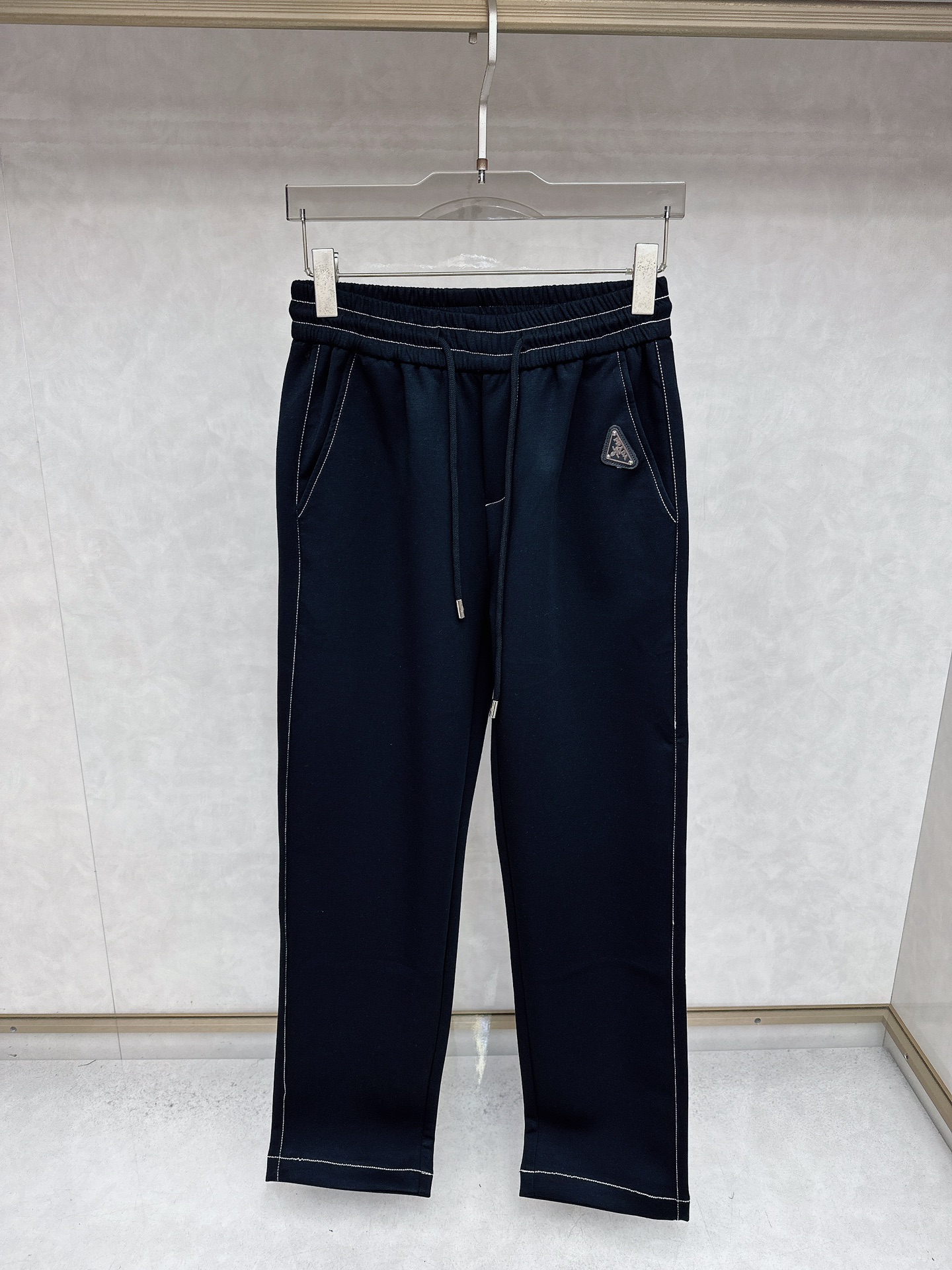 NO:539700,Prada 2025 autumn and winter new casual pants!  The official website is released simultaneously. The brand's classic LOGO casual pants, customized fabric, excellent comfort, strong hand touch. Extremely recognizable, perfect quality craftsmanship. Size M-3XL, prada, alexander wang19860909普拉达 2025秋冬新款休闲裤！官网同步发售.品牌经典LOGO休闲裤 ,定制面料,舒适度极好,手触感强烈.辨识度极高,完美品相工艺. 尺码M-3XL,,prada,alexander wang,Men's clothing