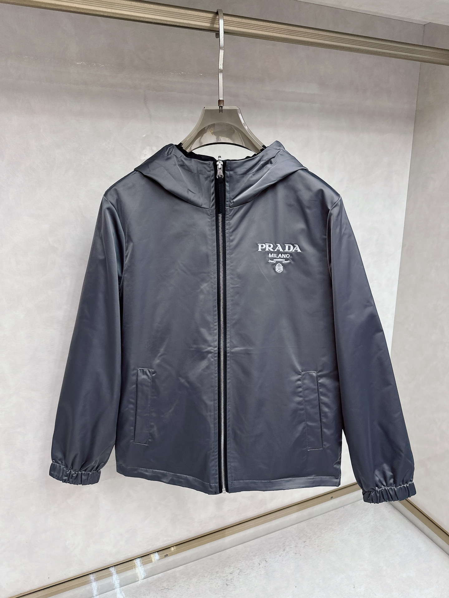 NO:539677,Prada 2025 new model, original single product, imported Italian fabrics are fashionable. In Europe, the upper body is more casual and elegant, original hardware is luxurious and high-end customized new work!  Luxury brand characteristics logo embellishment design, the highest quality shipment in the market, original auxiliary materials, the ultimate luxury!  Soft and comfortable. The upper body is so handsome!  Suitable for any scene!  Code count: M-3XL, prada, alexander wang19860909普拉达 2025新款,原单狠货 意大利进口面料时尚.欧洲同步,上身更随意大方,原版五金奢华高档定制新作！奢华品牌特质logo点缀设计,市场最高品质出货、原版辅料,奢华极致！柔软舒适.上身爆帅！适合任意场景！码数:M-3XL,,prada,alexander wang,Men's clothing