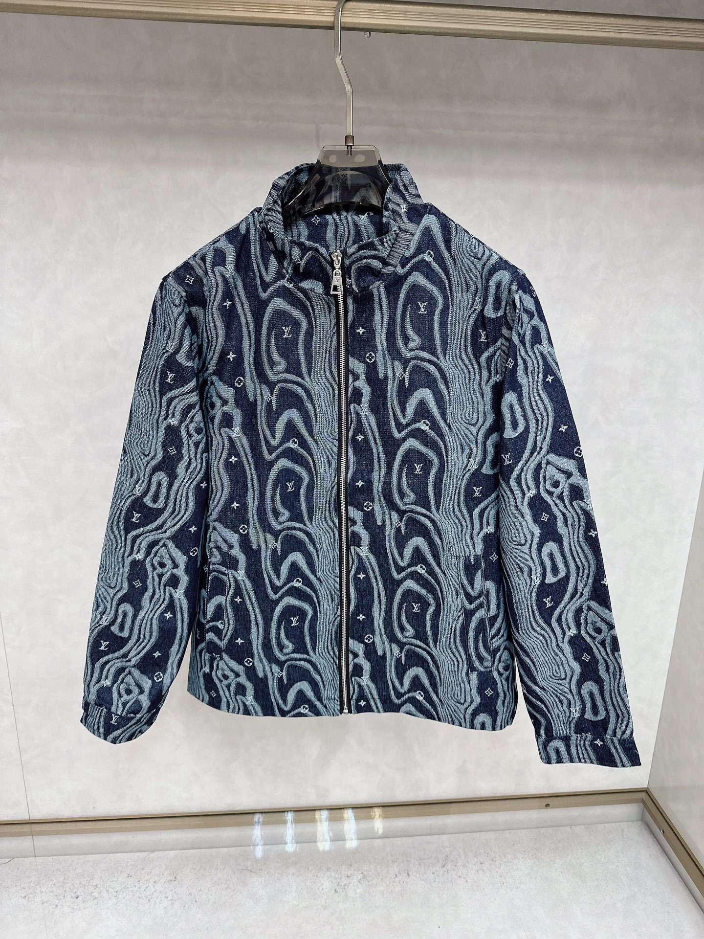 NO:539680,LV 2025 new model, original single product, imported Italian fabrics are fashionable. In Europe, the upper body is more casual and elegant, original hardware is luxurious and high-end customized new work!  Luxury brand characteristics logo embellishment design, the highest quality shipment in the market, original auxiliary materials, the ultimate luxury!  Soft and comfortable. The upper body is so handsome!  Suitable for any scene!  Number of codes: M-3XL, louis vuitton, alexander wang19860909LV 2025新款,原单狠货 意大利进口面料时尚.欧洲同步,上身更随意大方,原版五金奢华高档定制新作！奢华品牌特质logo点缀设计,市场最高品质出货、原版辅料,奢华极致！柔软舒适.上身爆帅！适合任意场景！码数:M-3XL,,louis vuitton,alexander wang,Men's clothing