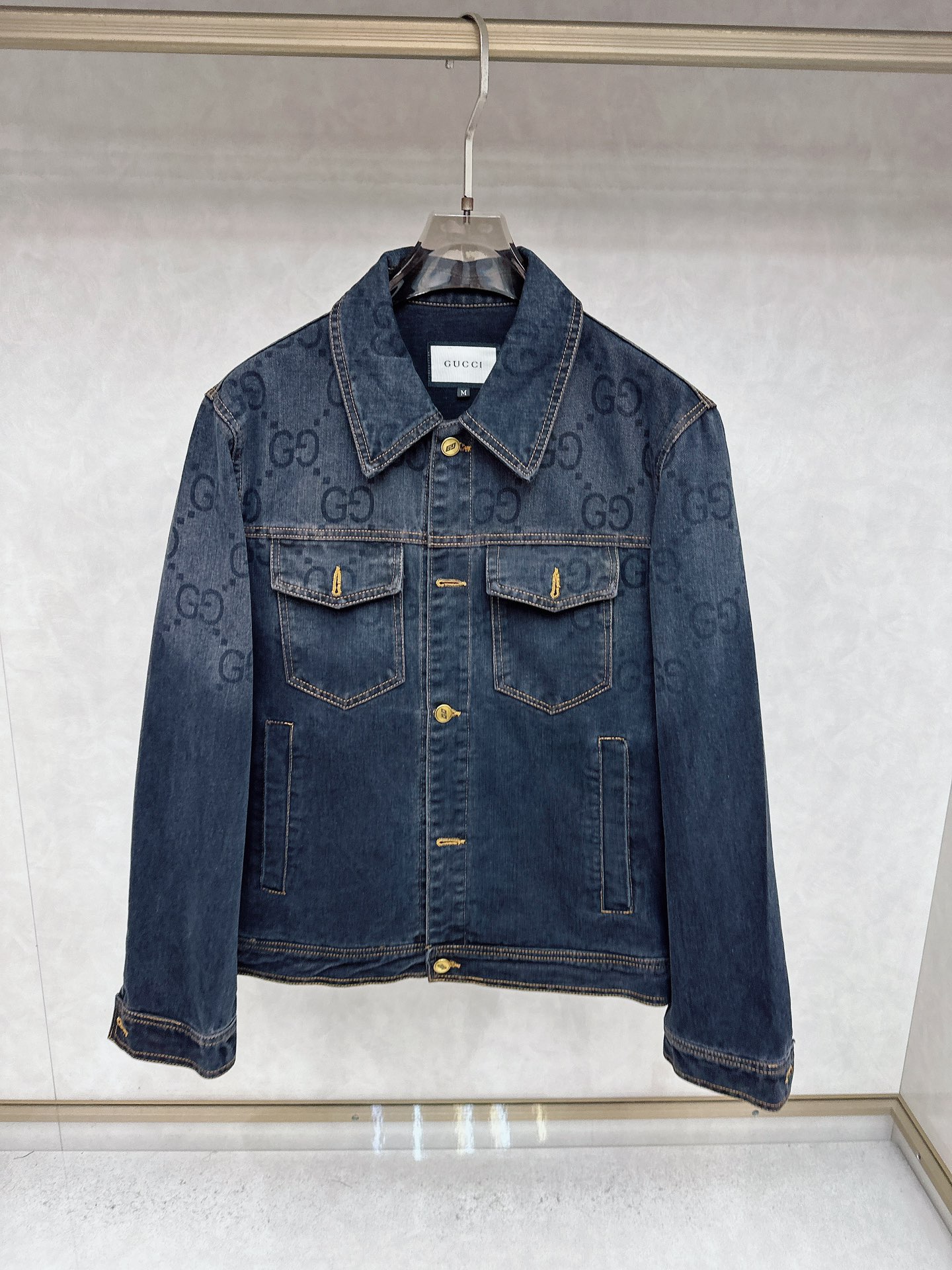 NO:539692,Guqi, the new Autumn and Winter denim retro washing denim, so far, the best and special one among all denims!  The upper body is at the ceiling level!  It's a bit too cool, with a strong street art atmosphere and a style that is also loved by fashion people. It's a great choice for looseness and slimming!  Exclusively customized pure cotton denim fabric, S2 special heavy industry washing process, imported machine embroidery technology, original custom logo hardware buttons. The details are accurate and accurate with the original. An indispensable essential item, the same style as men and women, highly recommended. Code number M-3XL, alexander wang19860909古奇 秋冬新款牛仔复古水洗牛仔 目前为止所有牛仔里面最好看又特别的一款了！上身是天花板级别的！简直cool的有点过分, 街头艺术气息浓郁 版型也是深受潮人爱戴的os,宽松好穿显瘦一绝！独家订制的纯棉牛仔面料,S2特殊重工水洗工艺处理, 进口机器刺绣工艺 原版定制logo五金纽扣.细节做工都与原版精确到位. 不可缺少的必备单品,男女同款,强烈推荐.码数M-3XL,,alexander wang,Men's clothing