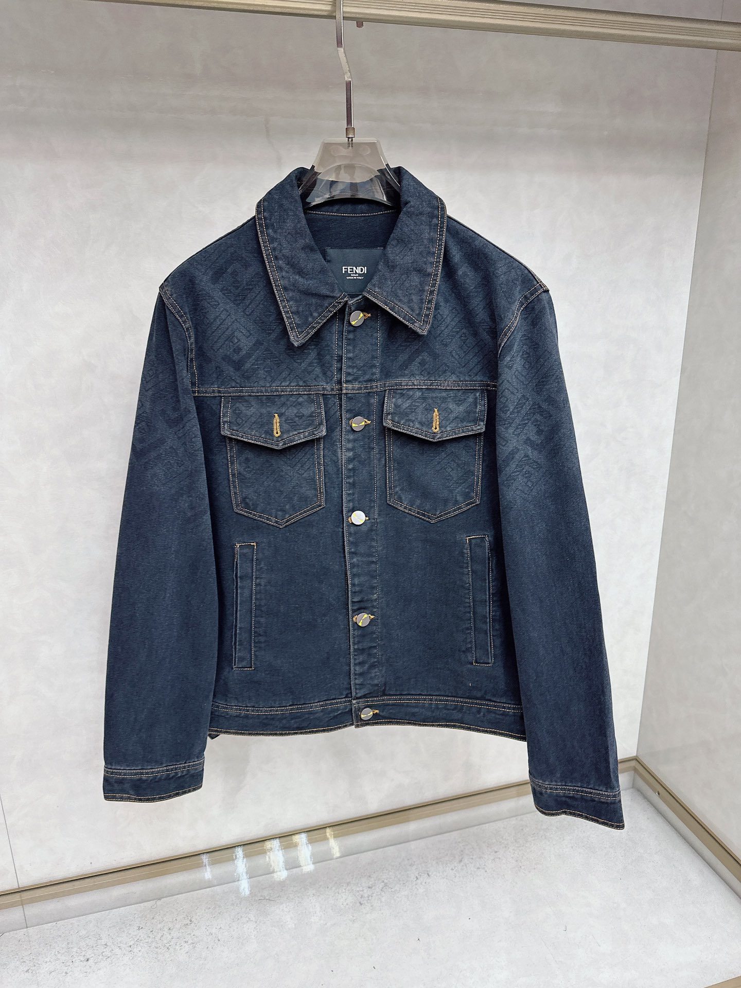 NO:539695,Fendi New Denim Retro Washed Denim So far, the best and special one among all denims!  The upper body is at the ceiling level!  It's a bit too cool, with a strong street art atmosphere and a style that is also loved by fashion people. It's a great choice for looseness and slimming!  Exclusively customized pure cotton denim fabric, S2 special heavy industry washing process, imported machine embroidery process, original custom logo hardware buttons. The details are accurate and accurate with the original. An indispensable essential item, the same style as men and women, highly recommended. Code number M-3XL, fendi, alexander wang19860909芬迪 秋冬新款牛仔复古水洗牛仔 目前为止所有牛仔里面最好看又特别的一款了！上身是天花板级别的！简直cool的有点过分, 街头艺术气息浓郁 版型也是深受潮人爱戴的os,宽松好穿显瘦一绝！独家订制的纯棉牛仔面料,S2特殊重工水洗工艺处理, 进口机器刺绣工艺 原版定制logo五金纽扣.细节做工都与原版精确到位. 不可缺少的必备单品,男女同款,强烈推荐.码数M-3XL,,fendi,alexander wang,Men's clothing