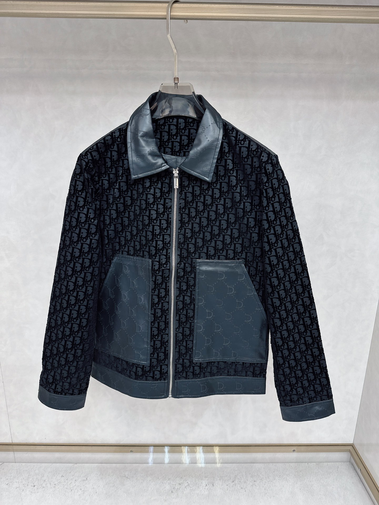 NO:539683,Dior 2025 new model, original single product, imported Italian fabrics are fashionable. In Europe, the upper body is more casual and generous, original hardware is luxurious and high-end customized new work!  Luxury brand characteristics logo embellishment design, the highest quality shipment in the market, original auxiliary materials, the ultimate luxury!  Soft and comfortable. The upper body is so handsome!  Suitable for any scene!  Number of codes: M-3XL, dior, alexander wang19860909迪奥 2025新款,原单狠货 意大利进口面料时尚.欧洲同步,上身更随意大方,原版五金奢华高档定制新作！奢华品牌特质logo点缀设计,市场最高品质出货、原版辅料,奢华极致！柔软舒适.上身爆帅！适合任意场景！码数:M-3XL,,dior,alexander wang,Men's clothing