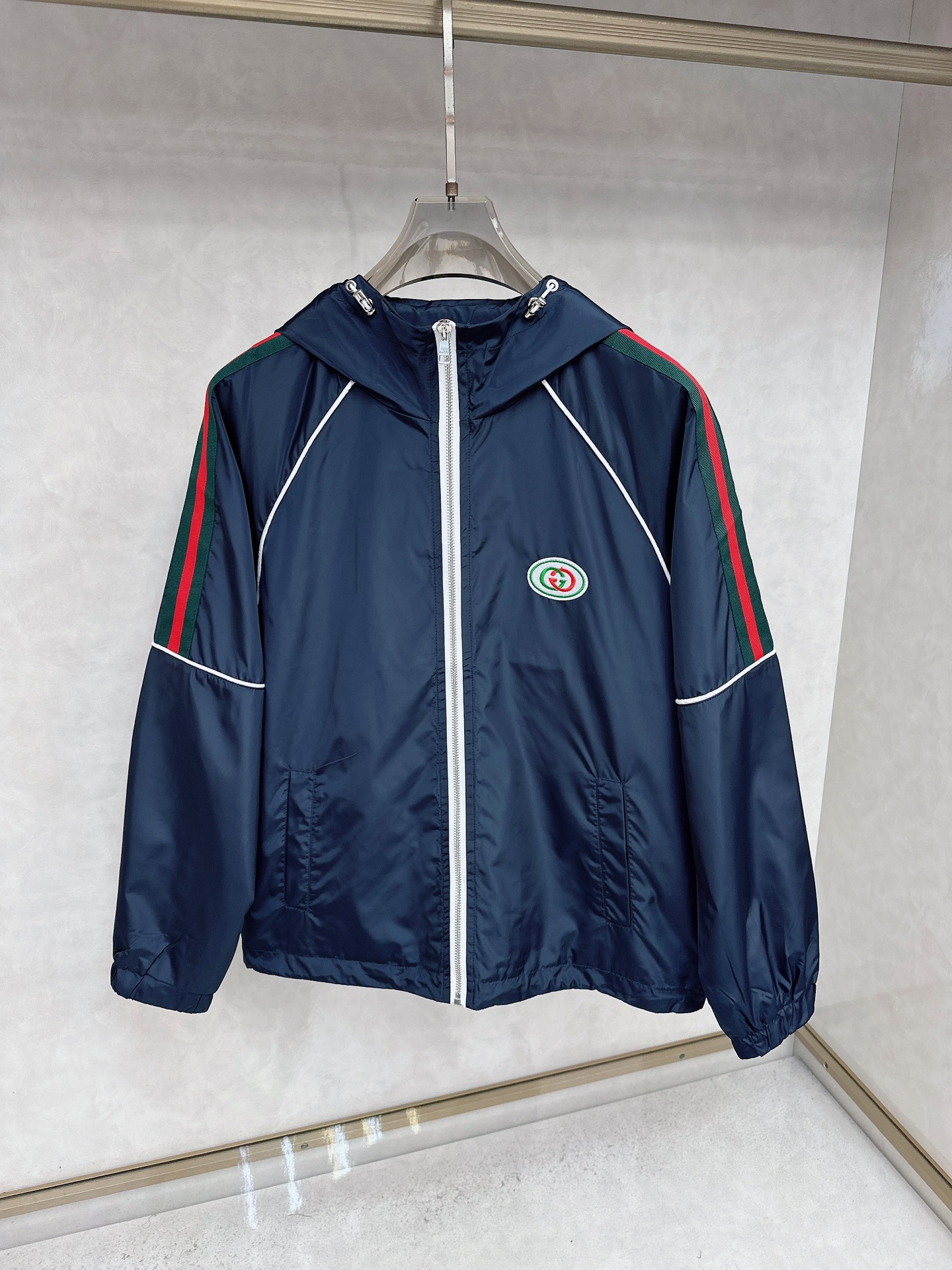 NO:539686,Guqi 2025 new model, original single product, imported Italian fabrics are fashionable. In Europe, the upper body is more casual and elegant, original hardware is luxurious and high-end customized new work!  Luxury brand characteristics logo embellishment design, the highest quality shipment in the market, original auxiliary materials, the ultimate luxury!  Soft and comfortable. The upper body is so handsome!  Suitable for any scene!  Number of codes: M-3XL, alexander wang19860909古奇 2025新款,原单狠货 意大利进口面料时尚.欧洲同步,上身更随意大方,原版五金奢华高档定制新作！奢华品牌特质logo点缀设计,市场最高品质出货、原版辅料,奢华极致！柔软舒适.上身爆帅！适合任意场景！码数:M-3XL,,alexander wang,Men's clothing