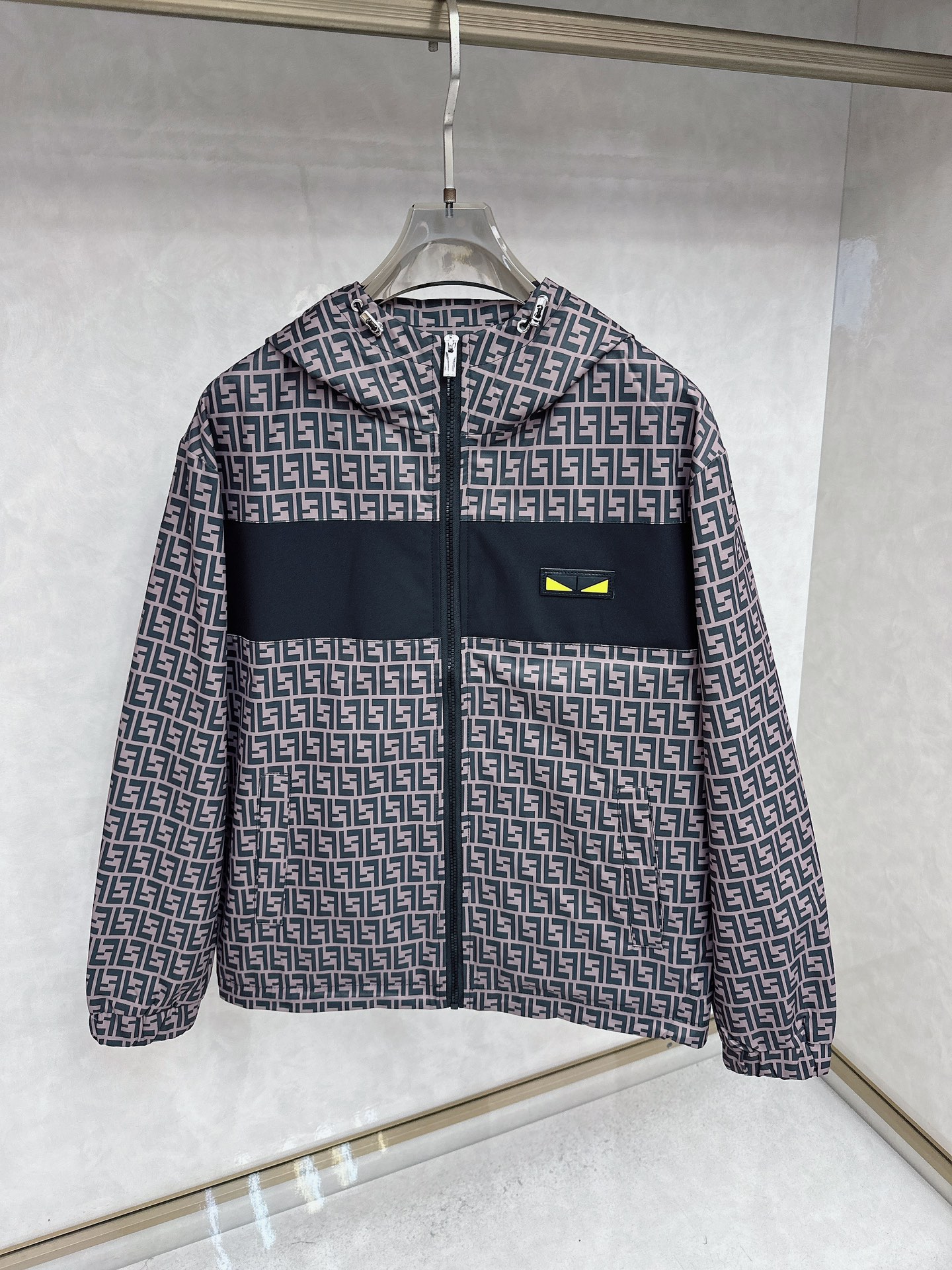 NO:539689,Fendi 2025 new model, original single product, imported Italian fabrics are fashionable. In Europe, the upper body is more casual and elegant, original hardware is luxurious and high-end customized new work!  Luxury brand characteristics logo embellishment design, the highest quality shipment in the market, original auxiliary materials, the ultimate luxury!  Soft and comfortable. The upper body is so handsome!  Suitable for any scene!  Number of codes: M-3XL, fendi, alexander wang19860909芬迪 2025新款,原单狠货 意大利进口面料时尚.欧洲同步,上身更随意大方,原版五金奢华高档定制新作！奢华品牌特质logo点缀设计,市场最高品质出货、原版辅料,奢华极致！柔软舒适.上身爆帅！适合任意场景！码数:M-3XL,,fendi,alexander wang,Men's clothing